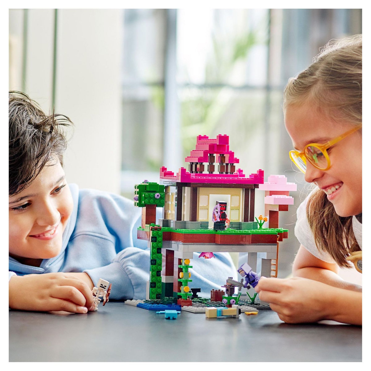 LEGO Minecraft 21183 - Le Camp d&rsquo;Entraînement, Jouet Maison, Cadeau Noël Garcons, Filles 8 Ans