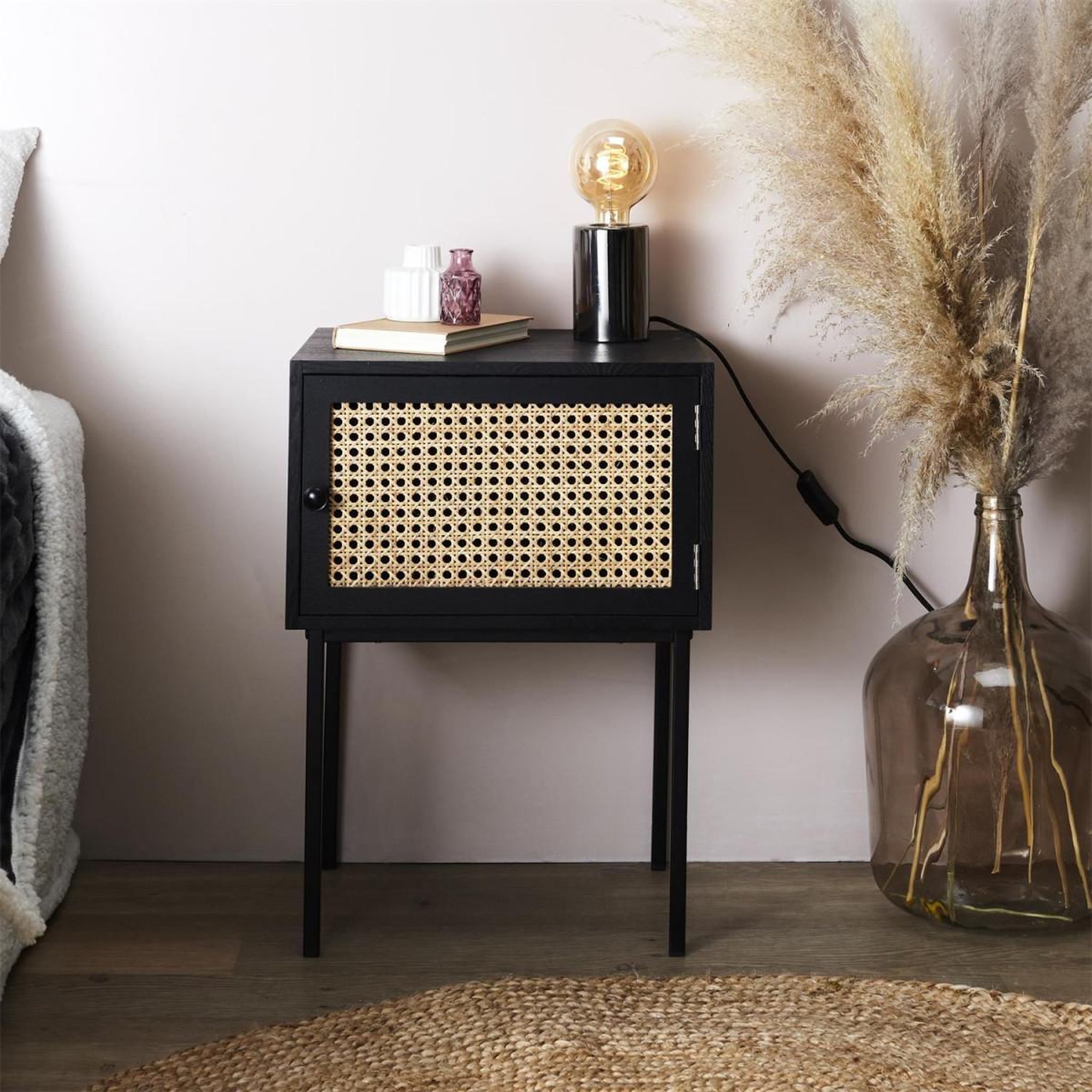 Voir la diapositive 4 : The Home Deco Factory Table de chevet en bois 1 porte  bessie  55cm noir