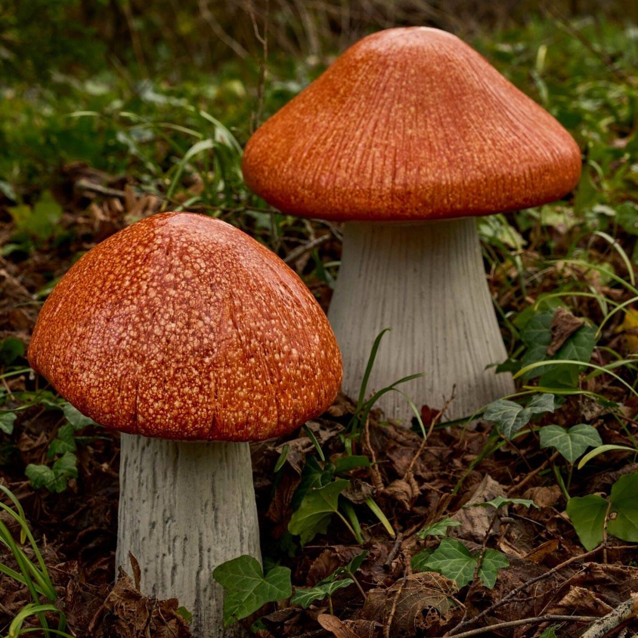 Voir la diapositive 2 : J-LINE Lot de 3 champignons déco  chalet  50cm gris & orange