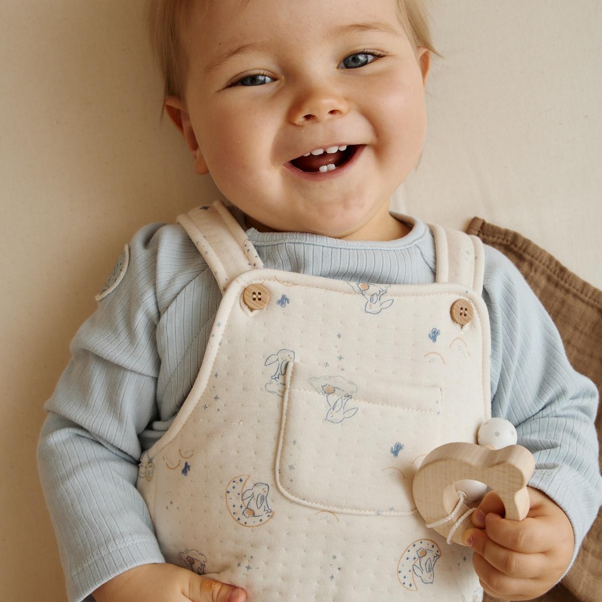 Voir la diapositive 6 : PETIT BEGUIN Ensemble salopette bébé en coton matelassé et t-shirt voix lactée