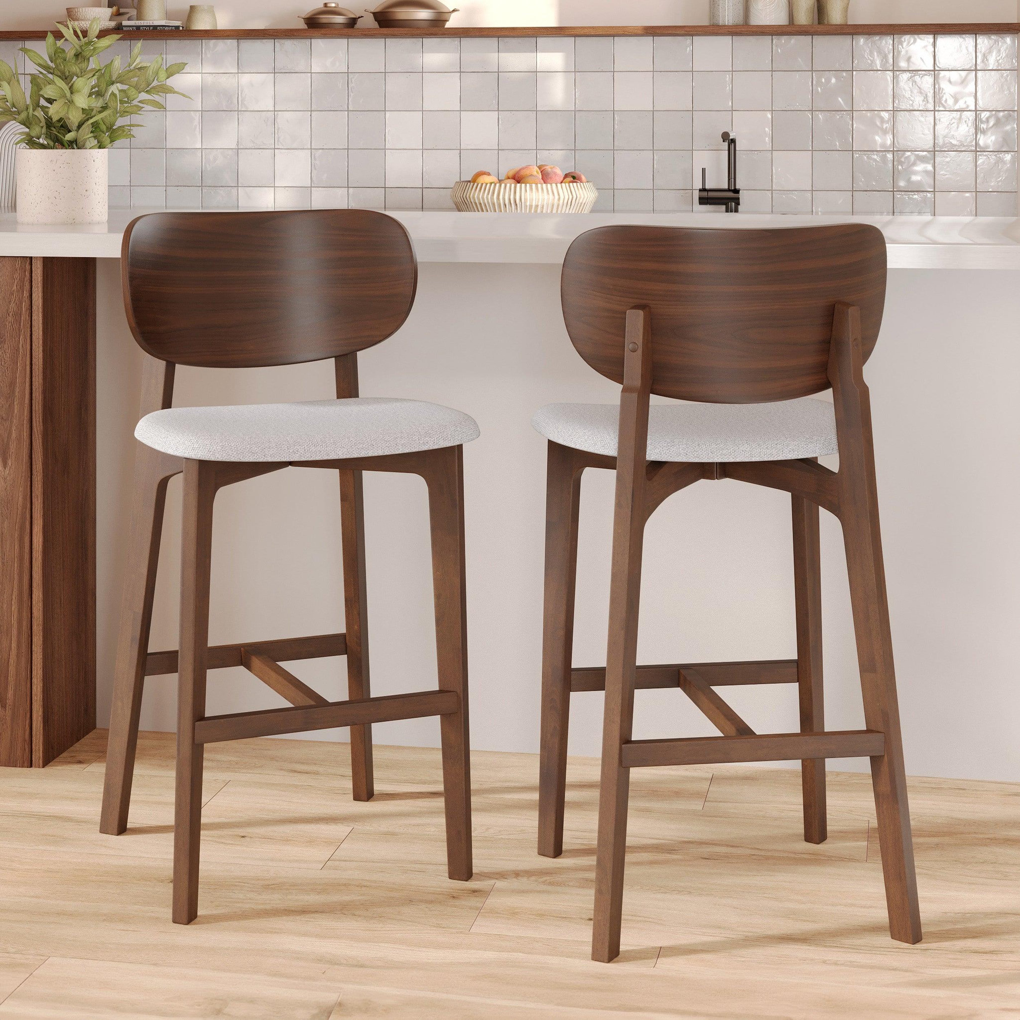 Voir la diapositive 2 : MAISON PAVANE Lot de 2 chaises pour îlot central 66 cm en bois et tissu gris clair-aria