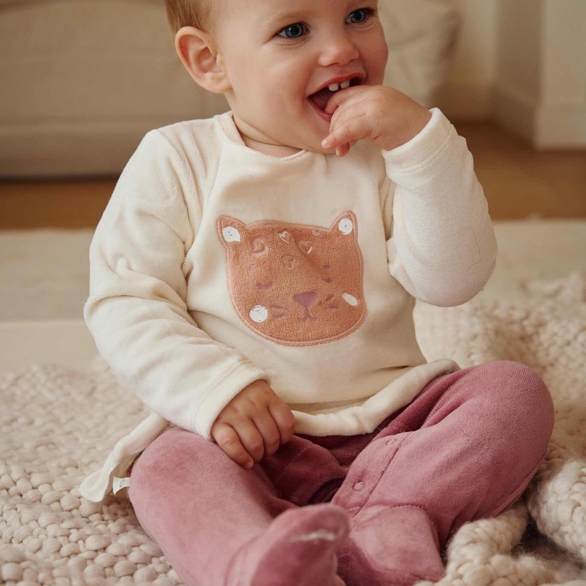 Voir la diapositive 5 : Petit Béguin Pyjama bébé en velours Matcha