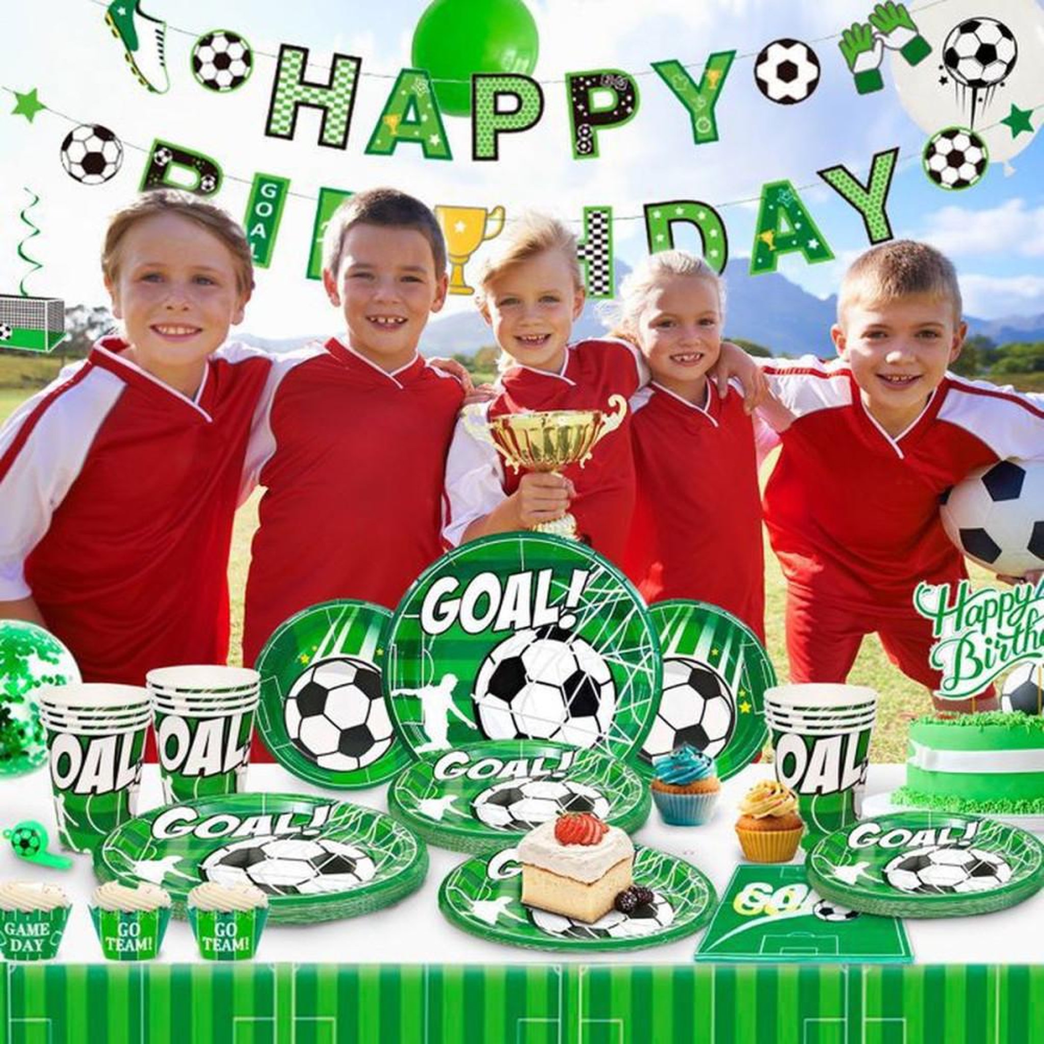 Voir la diapositive 4 : Kit vaisselle et décoration anniversaire football INBOXXARTY avec banderole, nappe, assiettes, couverts, ballons, sifflet et accessoires