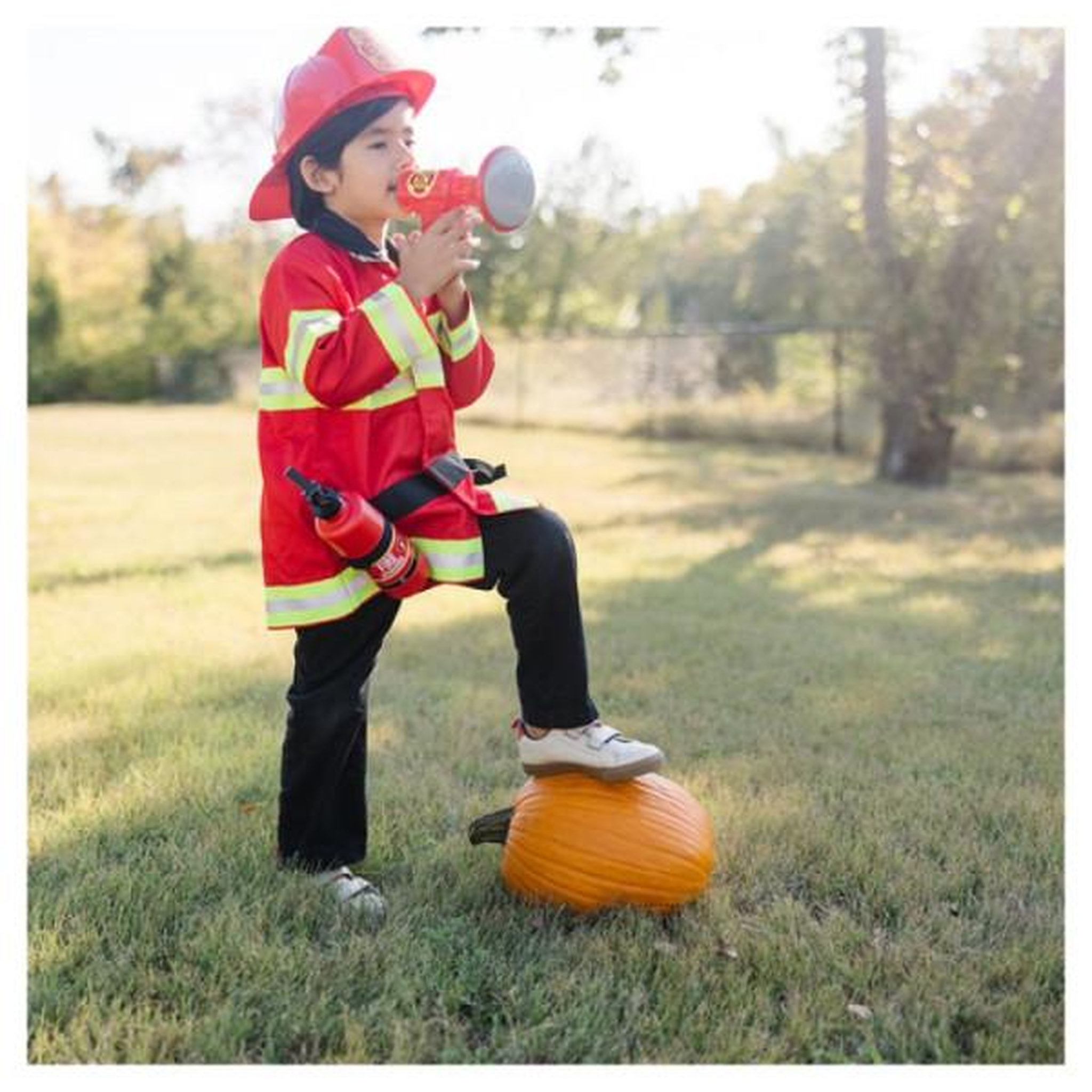 Voir la diapositive 5 : MELISSA & DOUG Pack pompier costume + accessoires melissa & doug