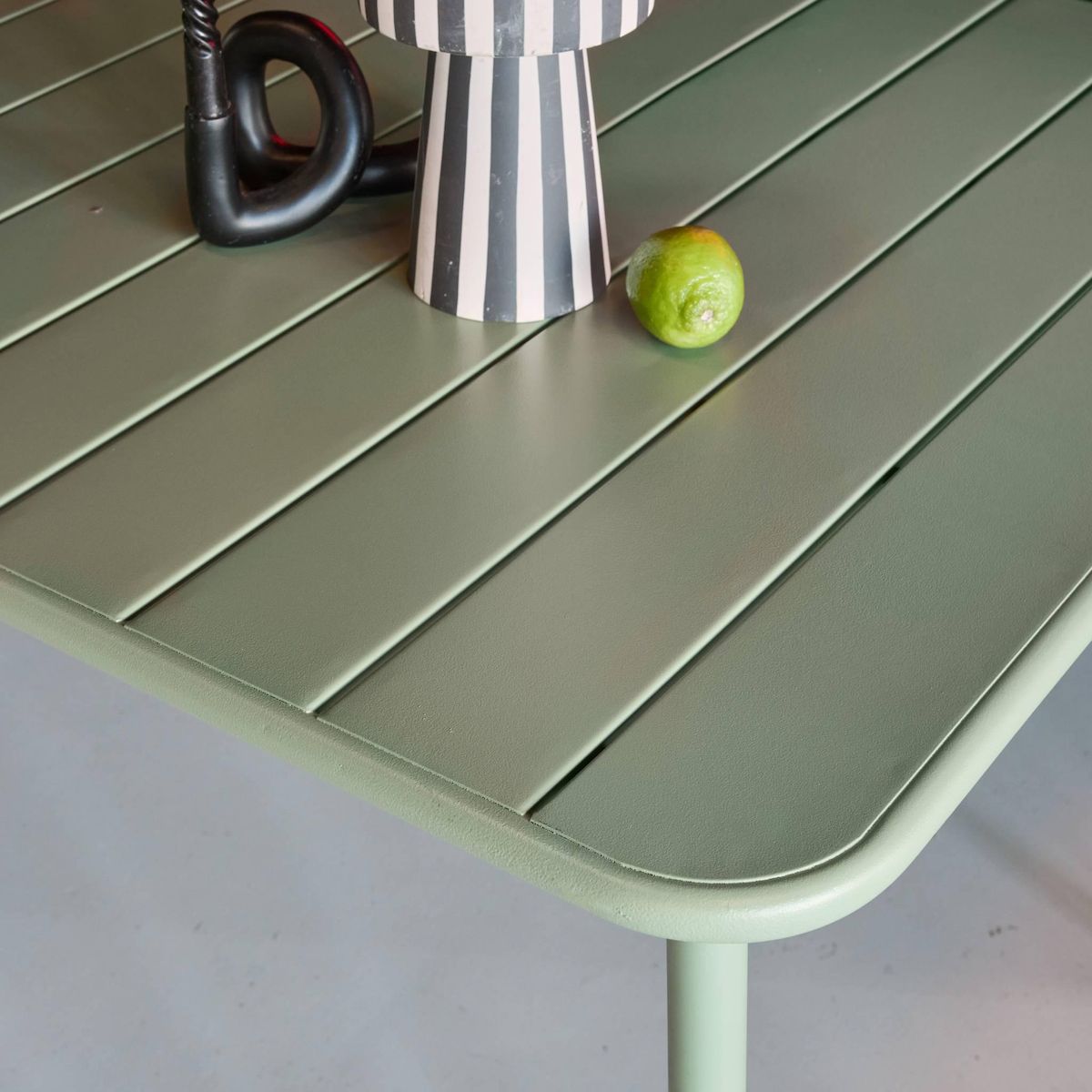 SWEEEK Table de jardin métal 6-8 places, Amelia 160x90xH72.5cm