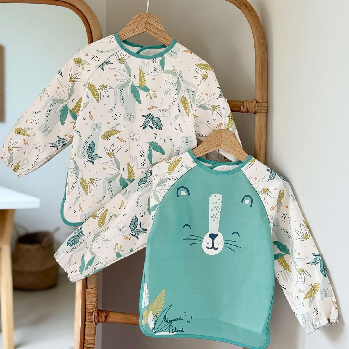 Petit Béguin Lot de 2 bavoirs tablier manches longues Oscar