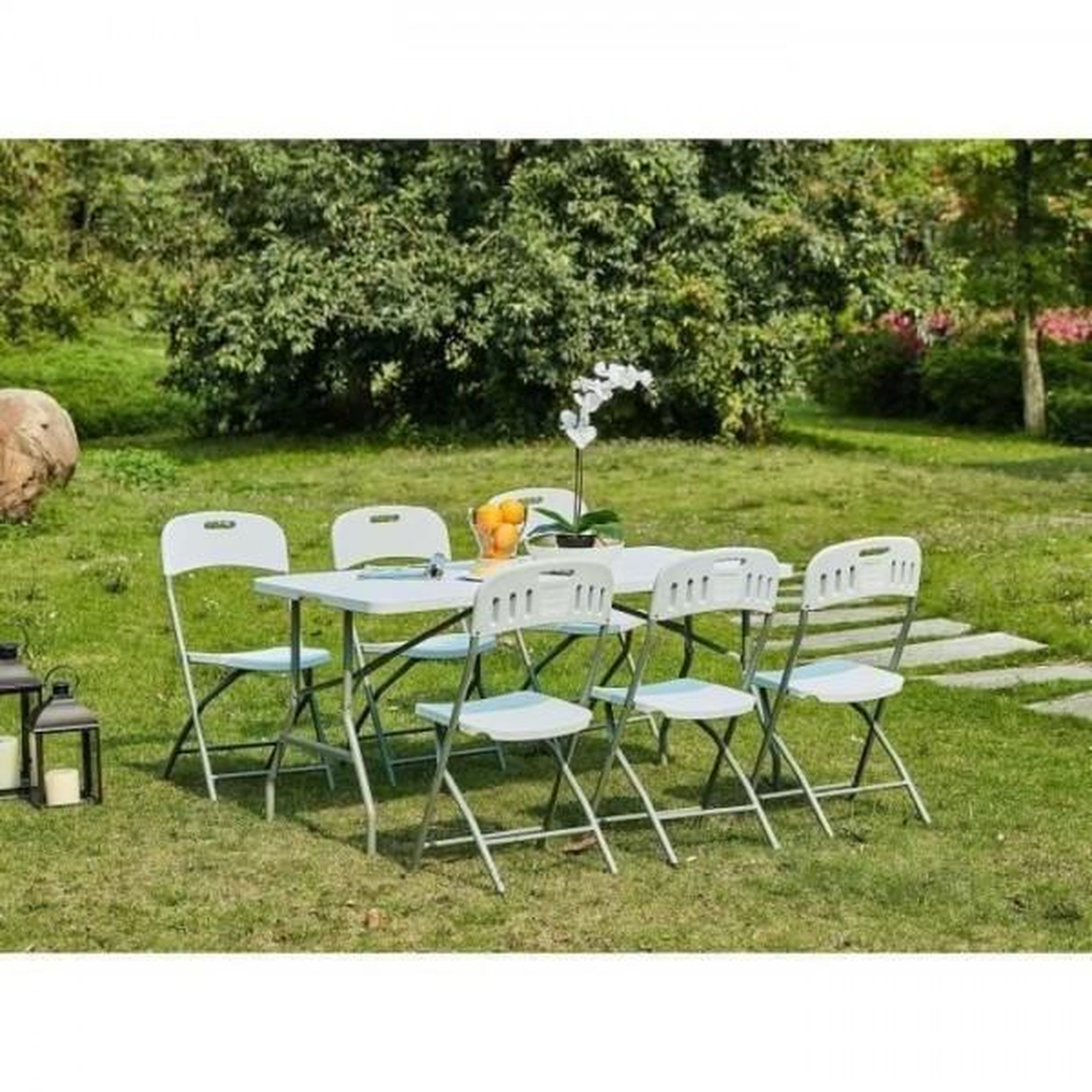 Voir la diapositive 2 : MARKET24 Lot de 2 chaises de jardin pliantes pour réception - 42 x 42 x 87 cm - Structure grise - Assise blanche