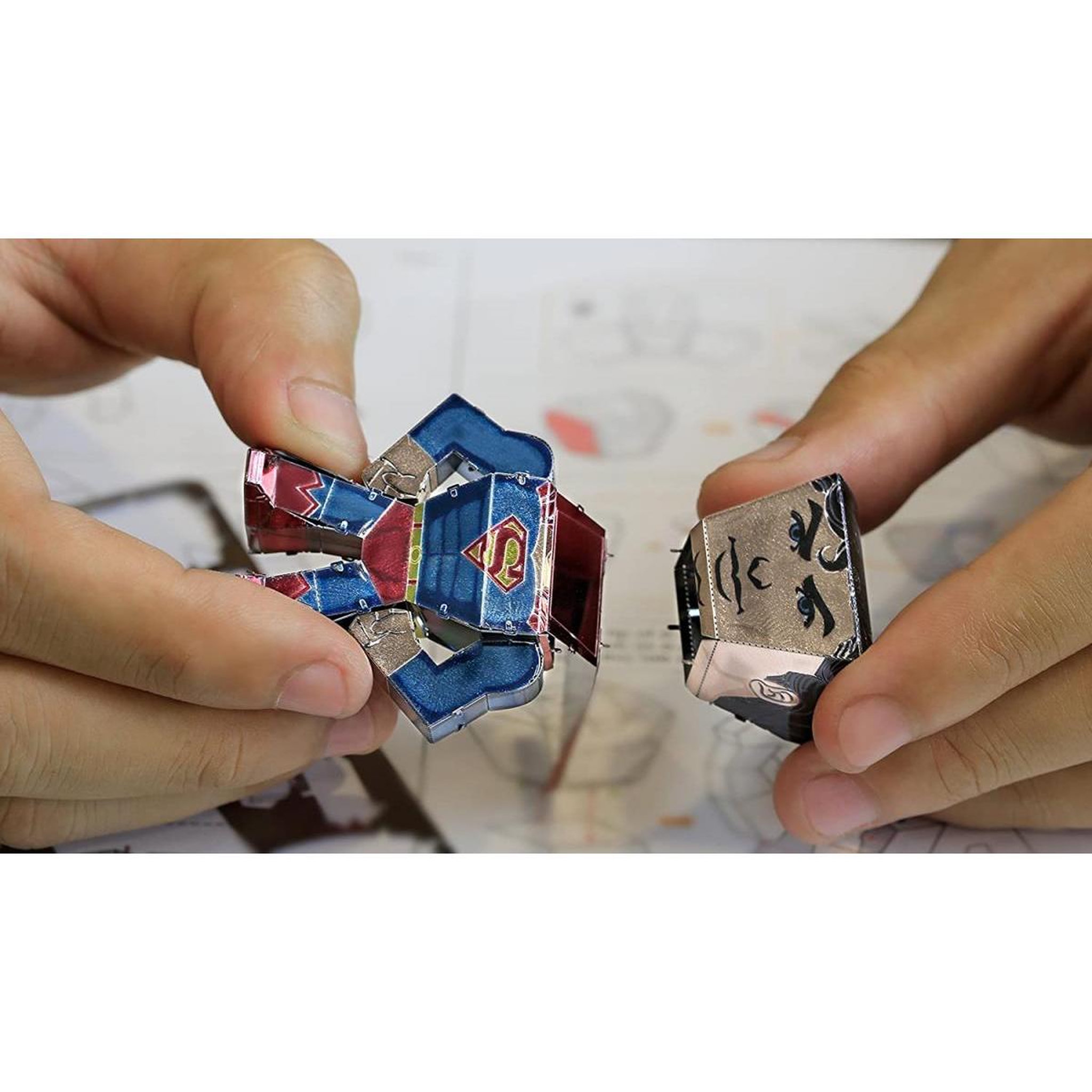 Voir la diapositive 4 : Metal Earth Legends Super Man