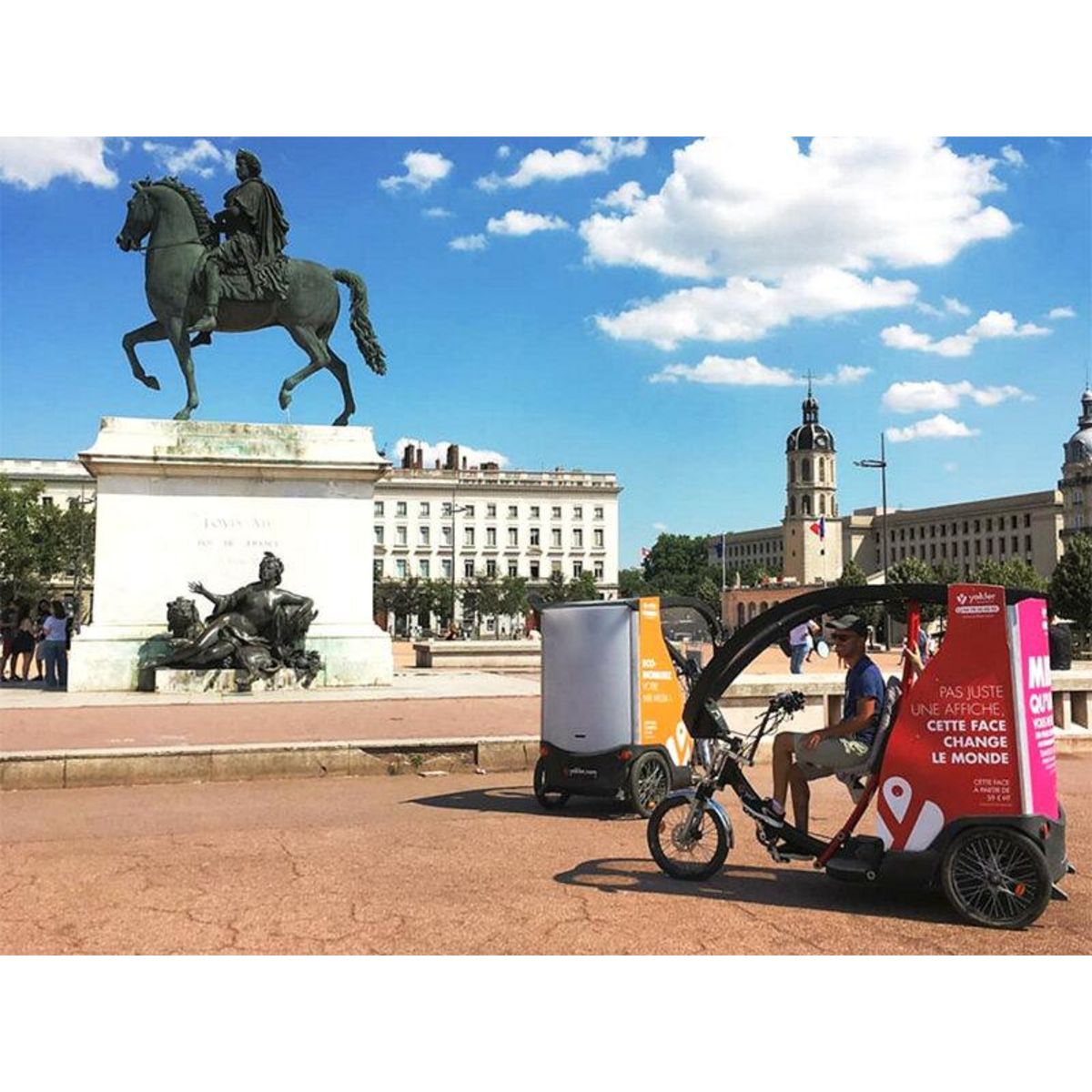 Smartbox Visite guidée en cyclo des quartiers historiques de Lyon en famille - Coffret Cadeau Sport & Aventure