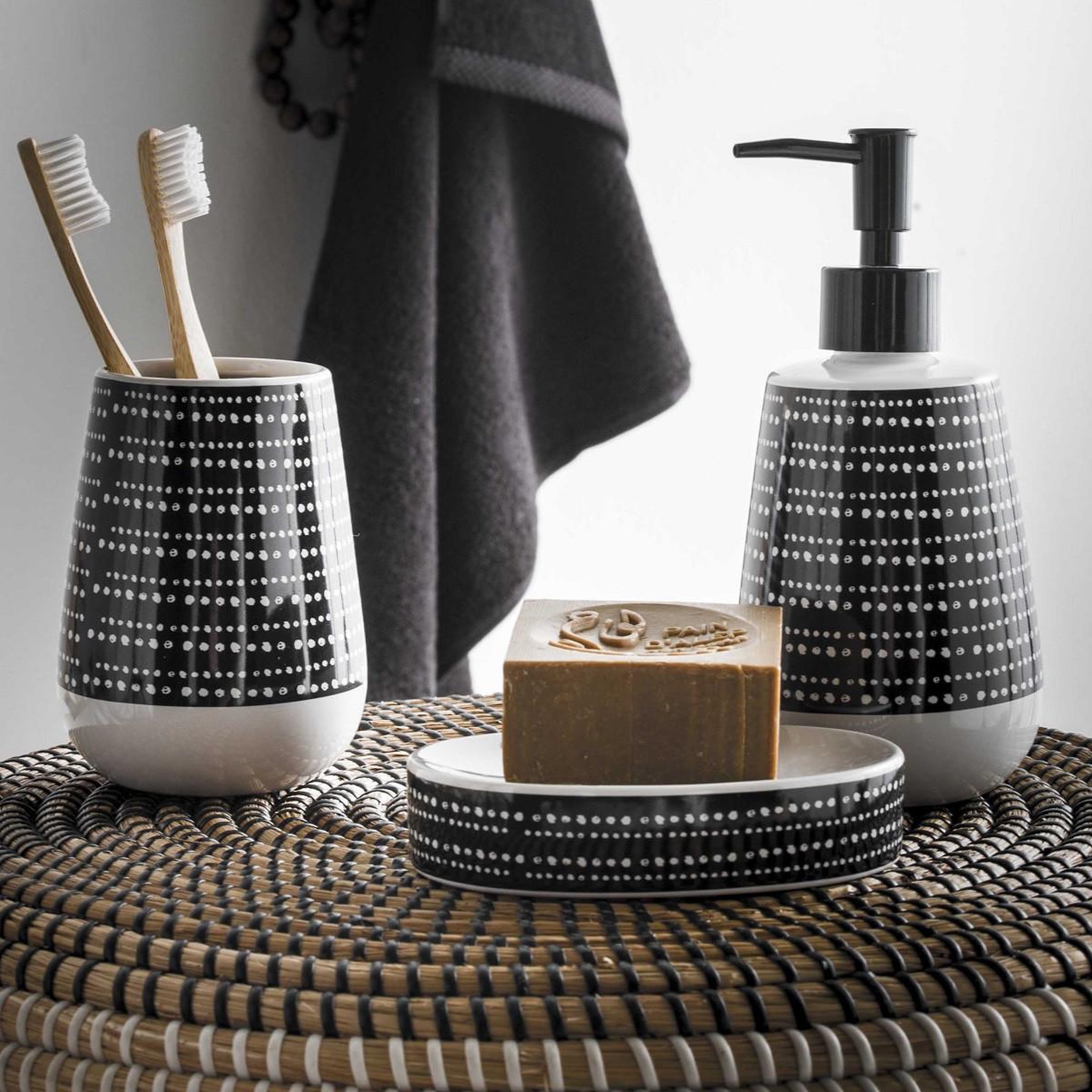 Voir la diapositive 3 : GUY LEVASSEUR Porte brosse à dents à motifs en céramique GOTAM