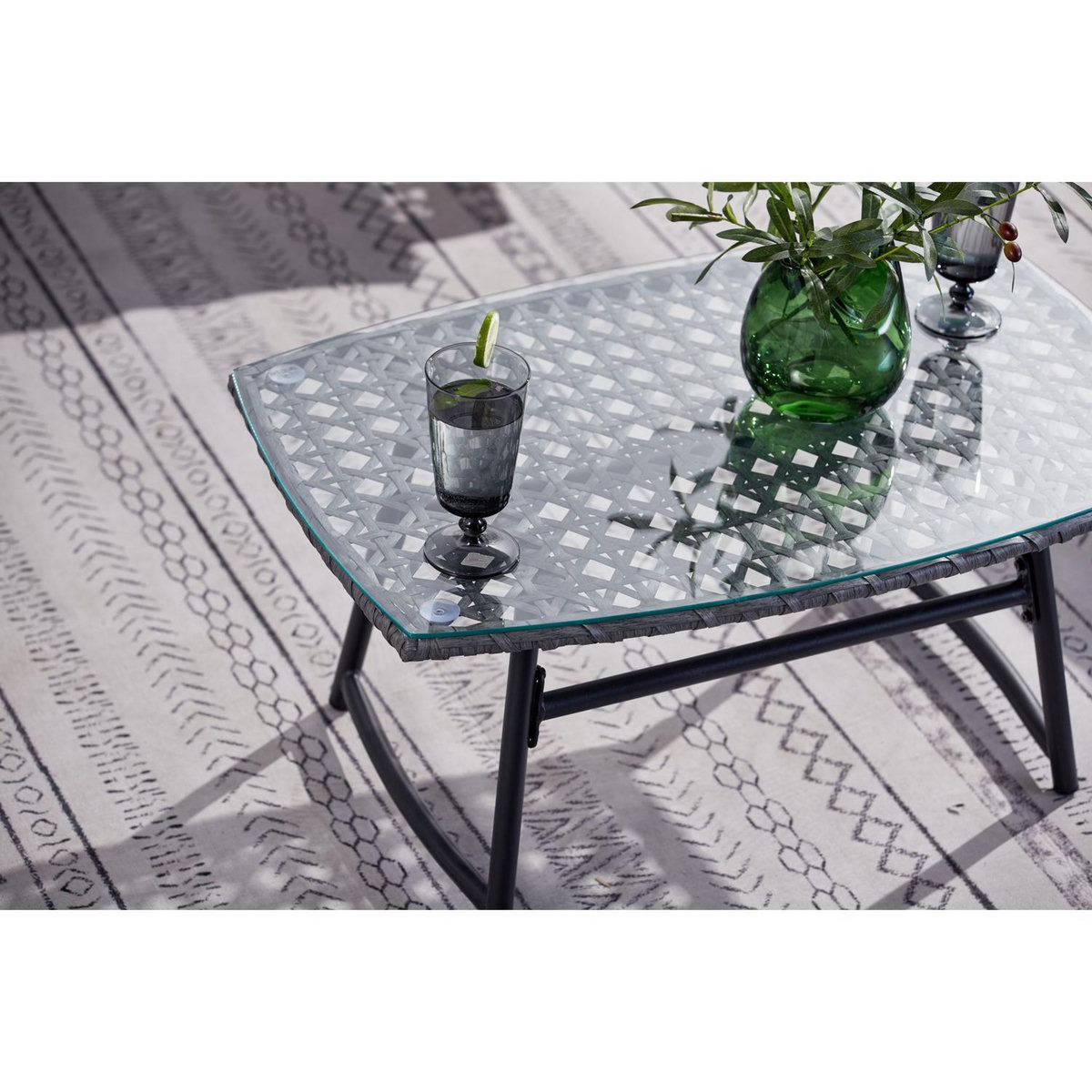 CONCEPT USINE Salon de jardin bas 4 places en résine gris GUAHANA