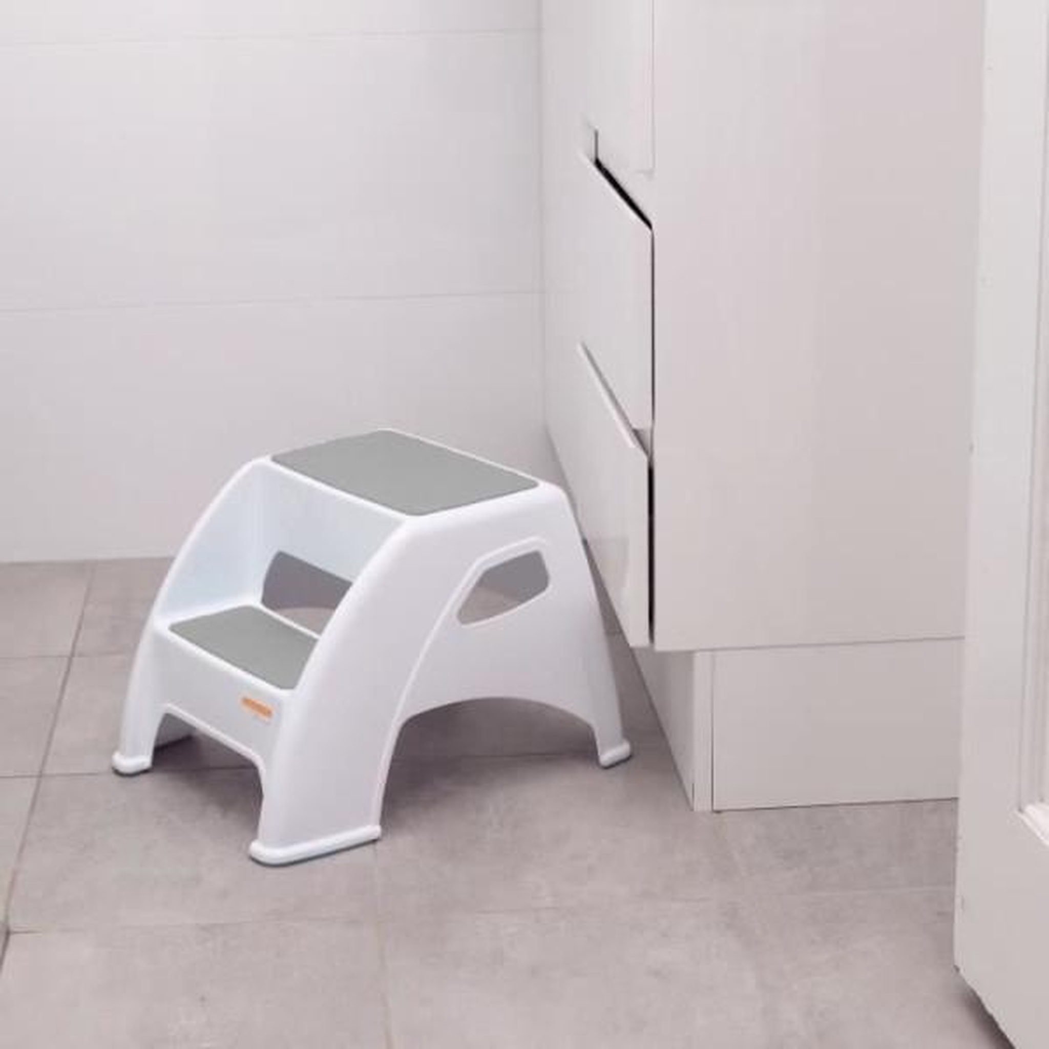 Voir la diapositive 3 : MARKET24 Transat - Anneau Tabouret marchepied - DREAMBABY - Toddler & Me 2 Up - Antidérapant et texturé - Jusqu'a 145kg pour les petits et les adultes -