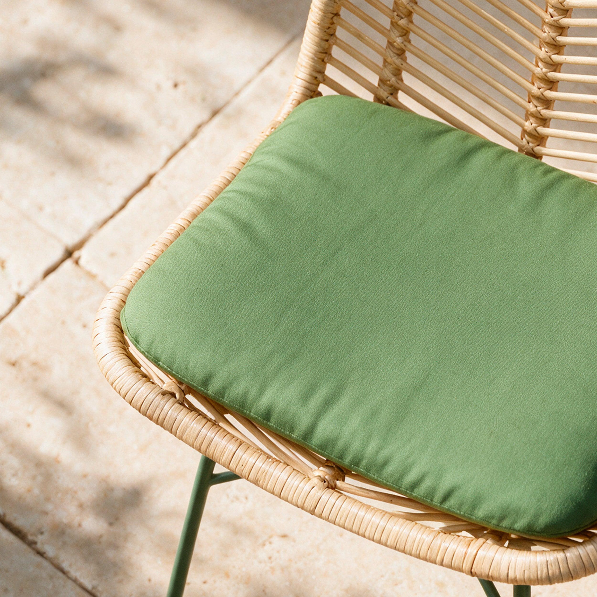 Voir la diapositive 6 : MAISON PAVANE Lot de 2 chaises en rotin et tissu vert olive -tamara