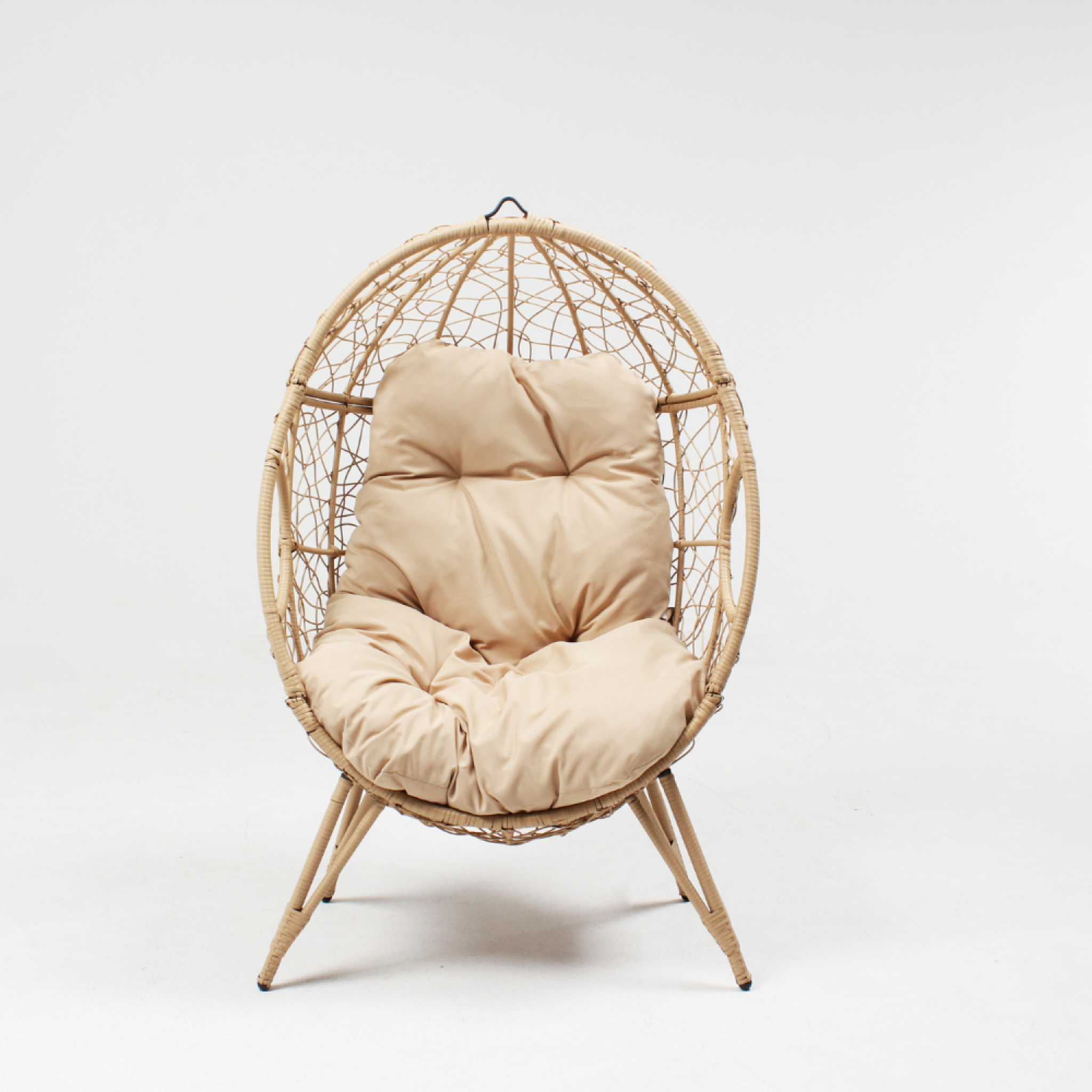 Voir la diapositive 6 : CONCEPT USINE Ensemble d'extérieur : fauteuil suspendu effet rotin et repose-pieds avec coussin beige jane