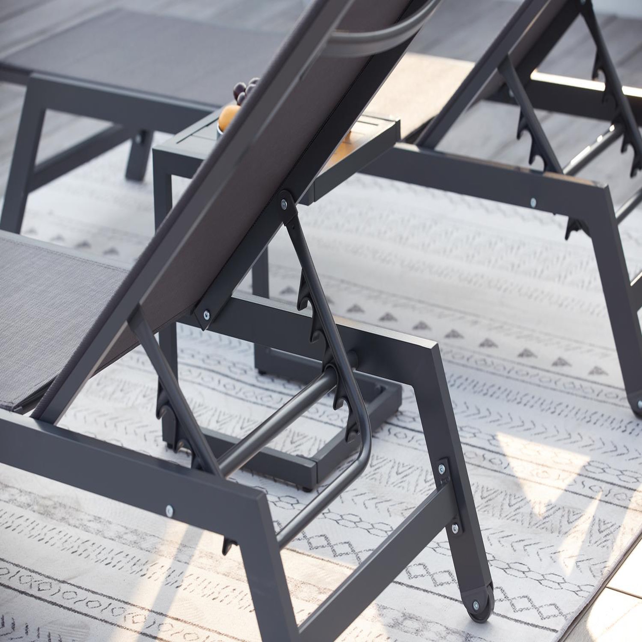 Voir la diapositive 4 : CONCEPT USINE Lot de 2 transats et une table d'appoint gris et noir prato