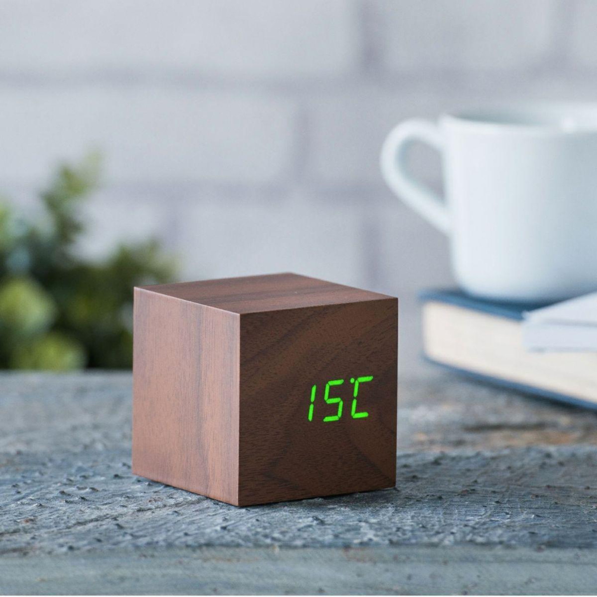 Voir la diapositive 2 : Gingko Radio réveil Cube Click Clock - LED Noyer / Vert