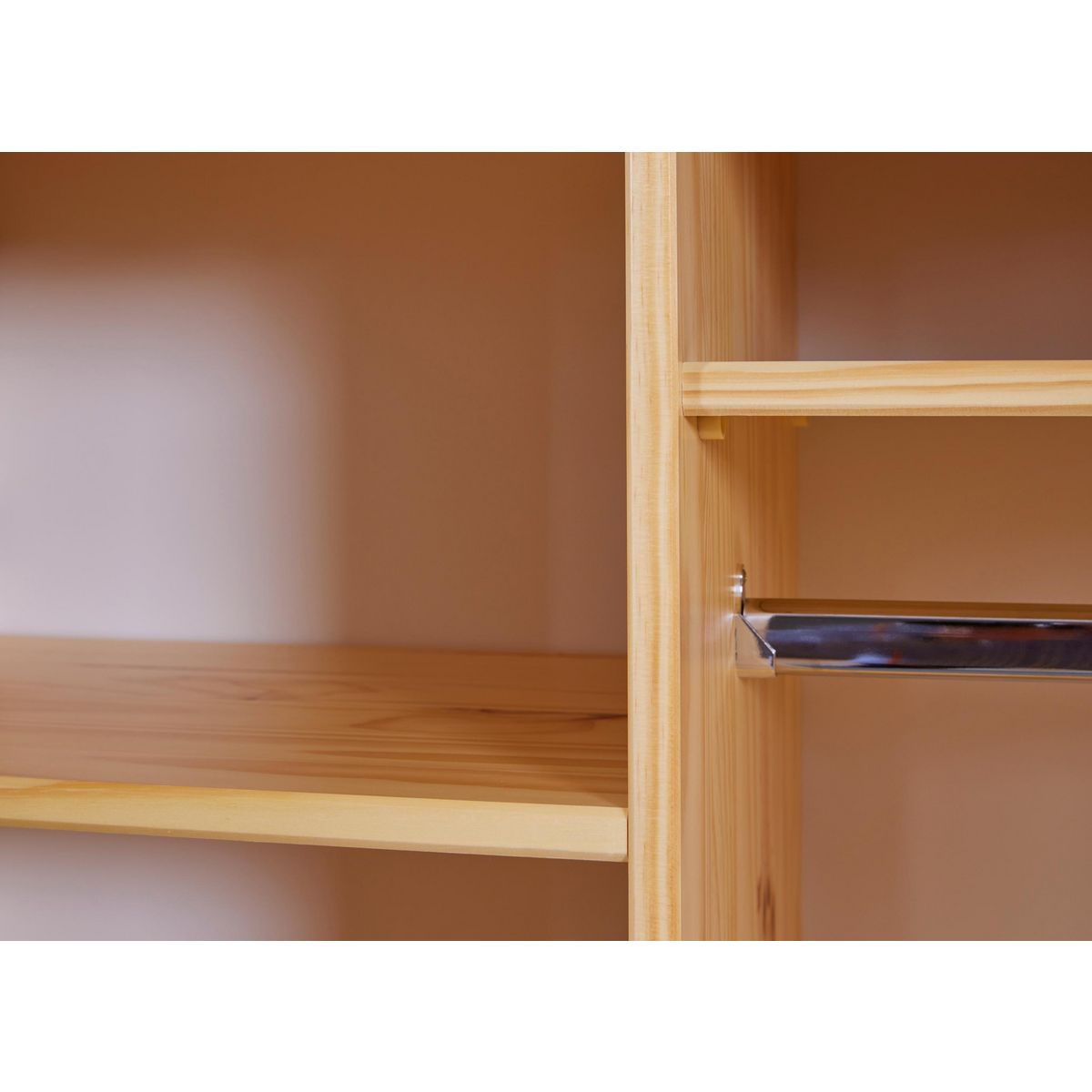 Armoire rustique en pin massif 2 portes  L104cm BASTIAN