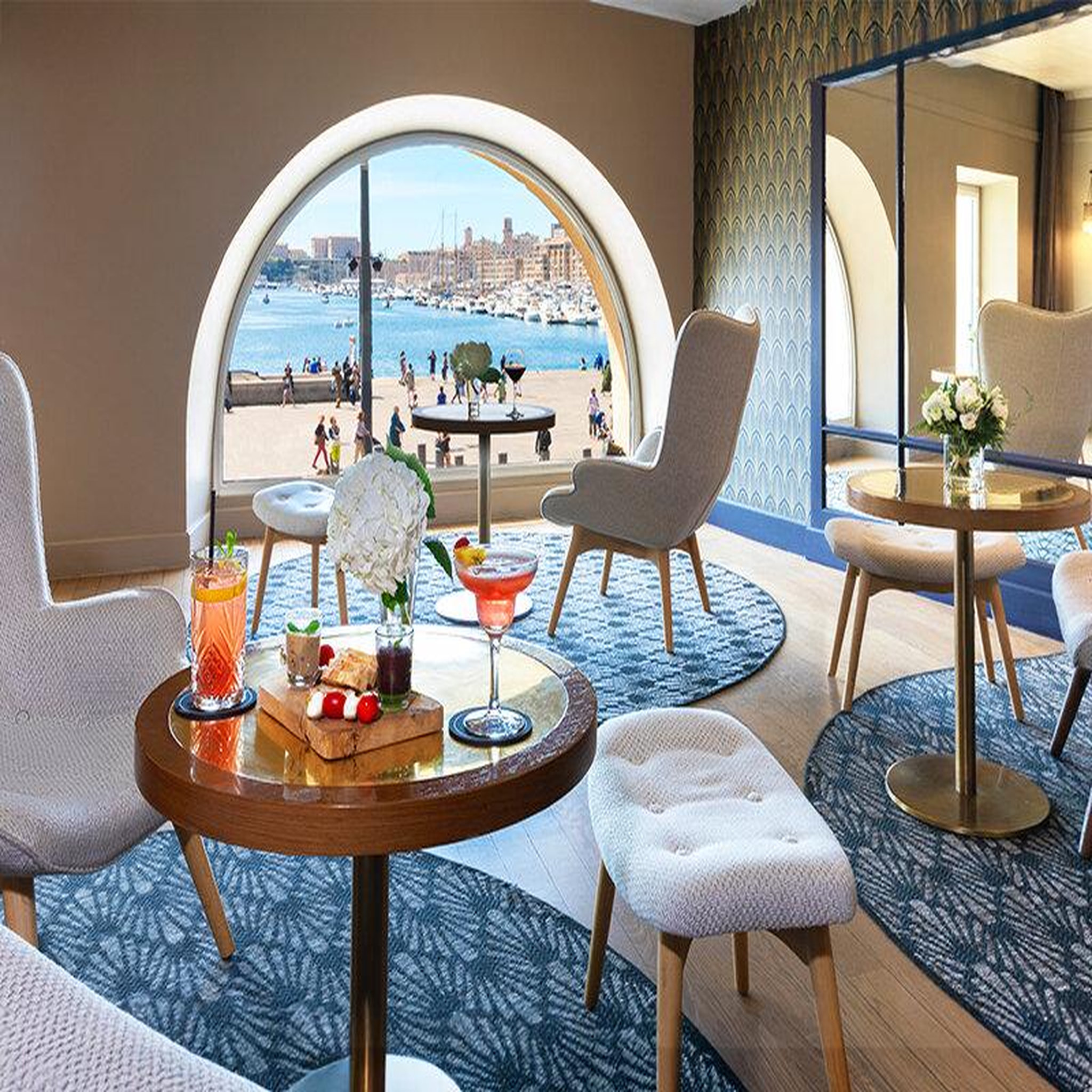 Voir la diapositive 2 : Smartbox 2 jours ensoleillés avec vue sur le port en hôtel 4* au cœur de marseille - coffret cadeau séjour