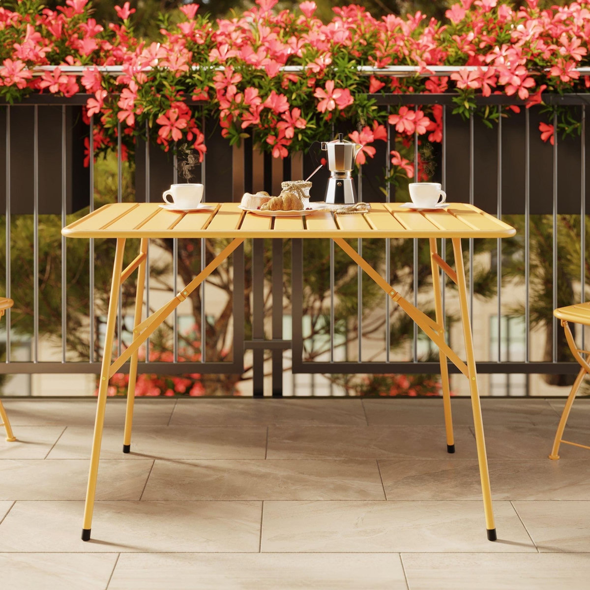 Rendez vous déco Table de jardin en metal jaune beurre 4 personnes-Yumi