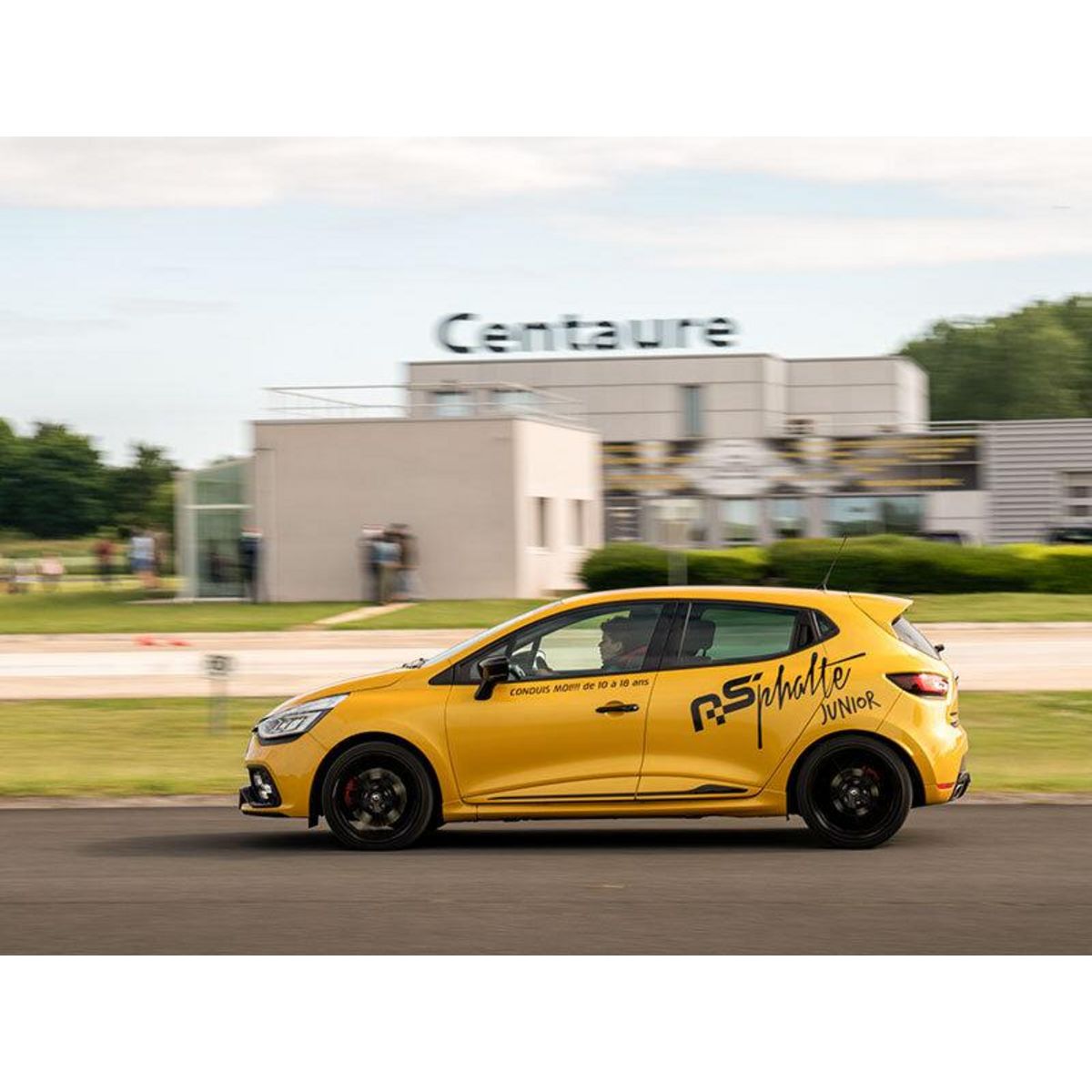 Smartbox Pilotage pour 1 enfant : 2 tours en Clio RS et 2 tours en Lamborghini Gallardo - Coffret Cadeau Sport & Aventure