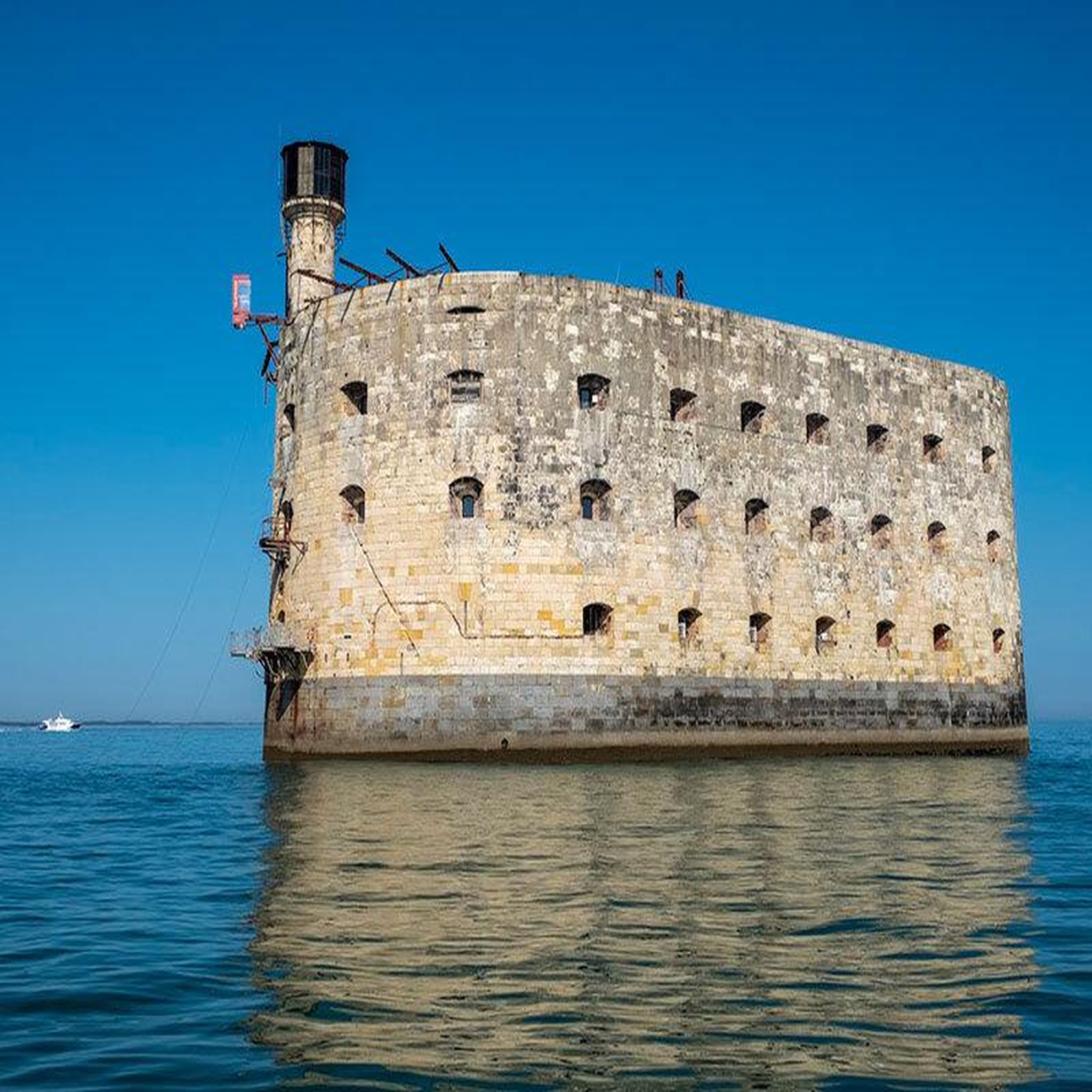 Voir la diapositive 3 : Smartbox Croisière de 3h30 en catamaran pour 2 adultes et 2 enfants au fort boyard - coffret cadeau sport & aventure