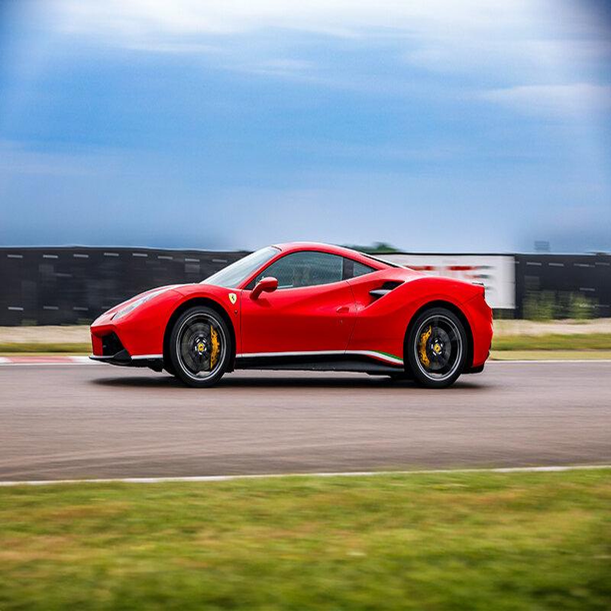 Voir la diapositive 4 : Smartbox Stage de pilotage multivolant : 2 tours en porsche, 2 tours en lamborghini huracan et 2 tours en ferrari 488 sur le circuit de trappes - coffret cadeau sport & aventure