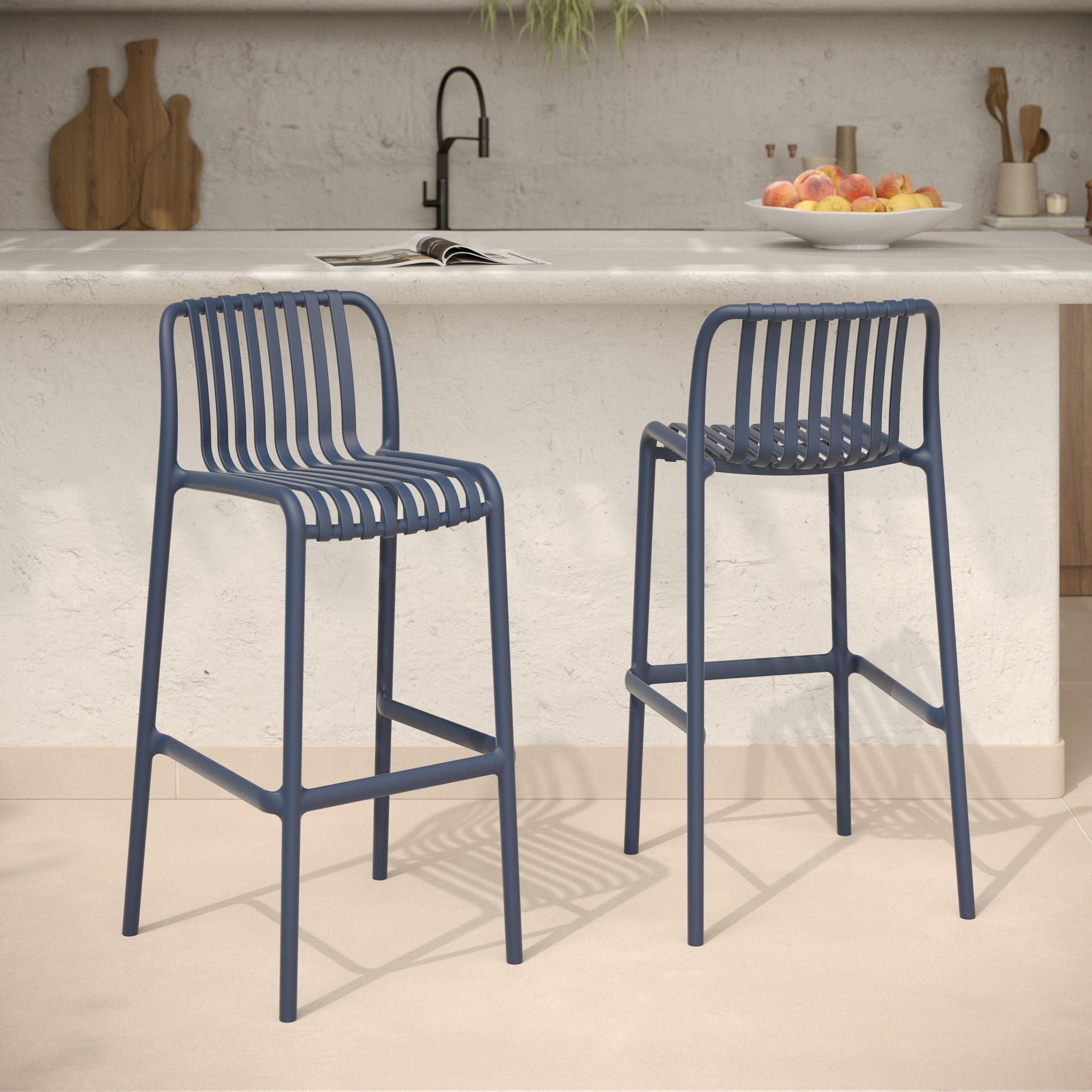 Voir la diapositive 2 : MAISON PAVANE Lot de 2 chaises de bar de jardin 76 cm en plastique bleu marine-duli