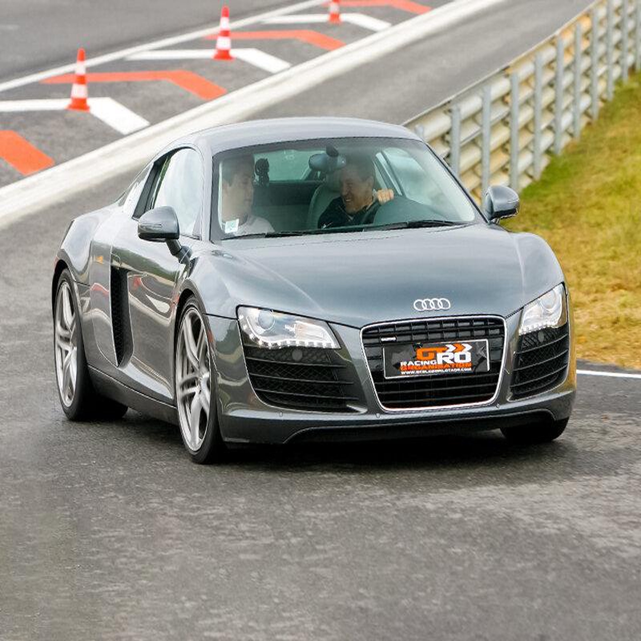 Voir la diapositive 4 : Smartbox Pilotage sur circuit : 2 tours au volant d'une Porsche 992 GT3 et 2 tours en Audi R8 V10 - Coffret Cadeau Sport & Aventure