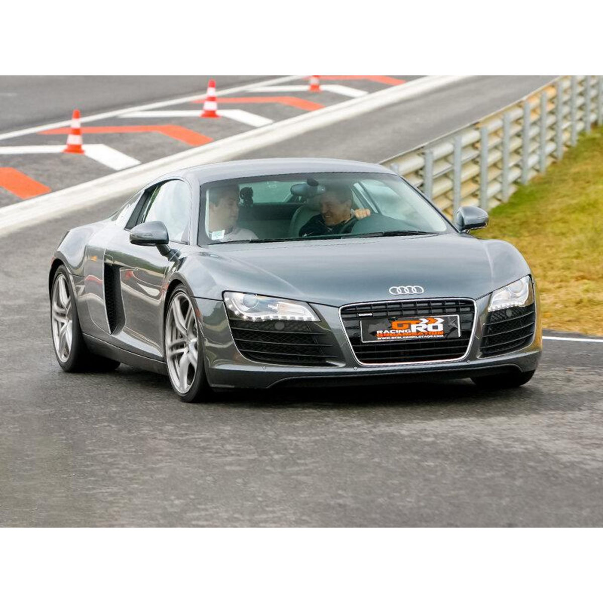 Smartbox Pilotage sur circuit : 2 tours au volant d'une Porsche 992 GT3 et 2 tours en Audi R8 V10 - Coffret Cadeau Sport & Aventure