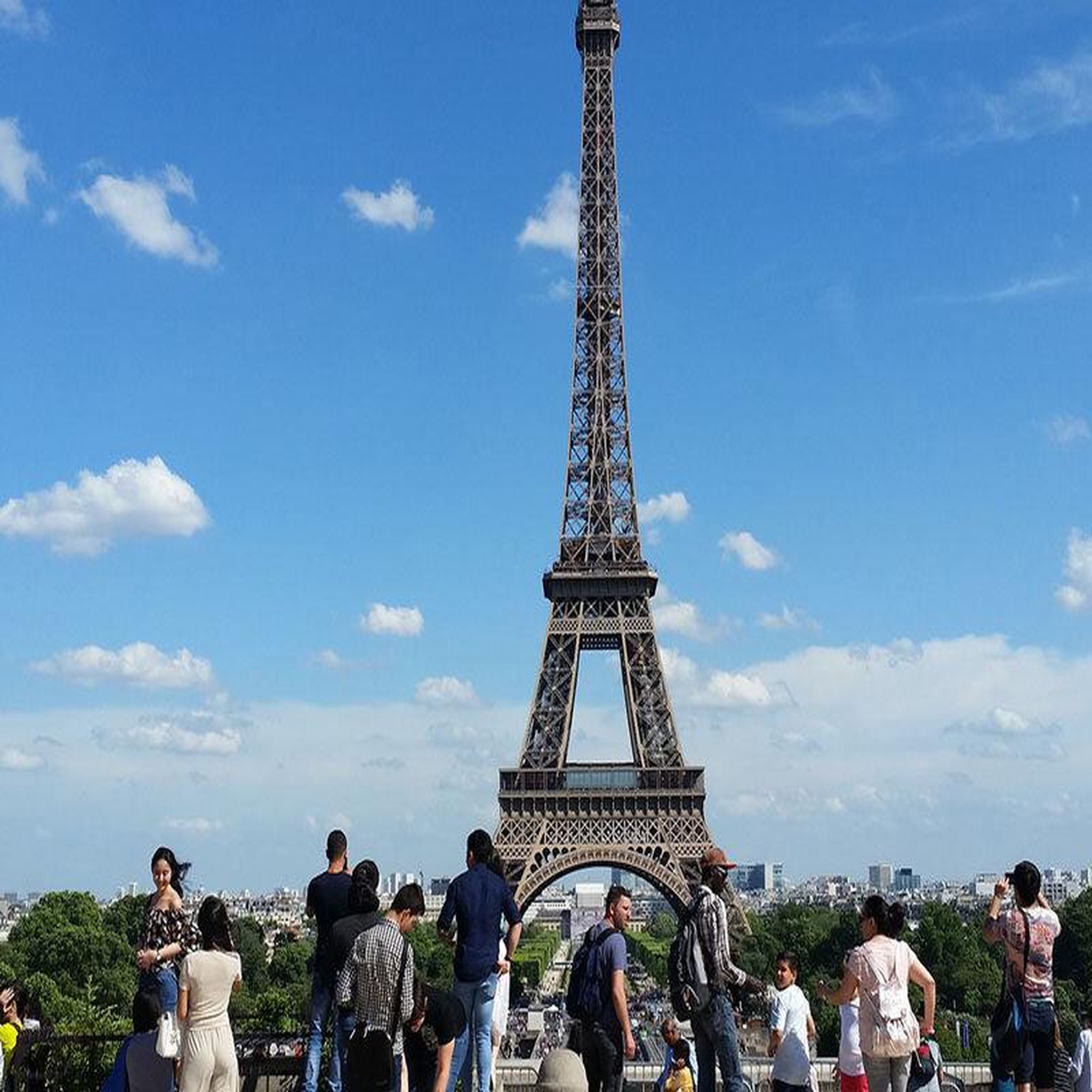 Voir la diapositive 2 : Smartbox Croisière d'1h sur la Seine et visite guidée de la tour Eiffel d'1h30 à Paris en duo - Coffret Cadeau Multi-thèmes