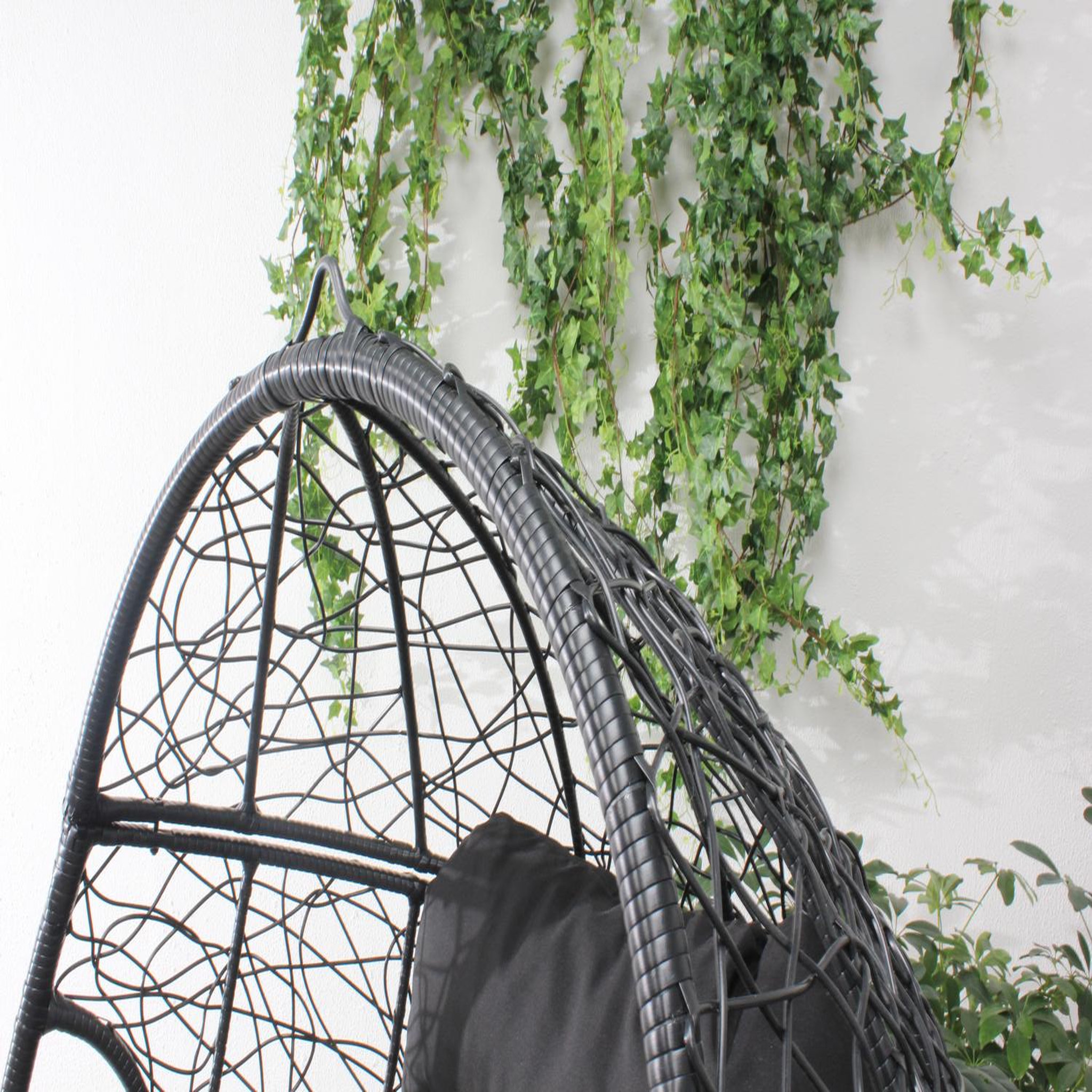 Voir la diapositive 3 : CONCEPT USINE Fauteuil œuf sur pied en résine noir effet rotin JANE