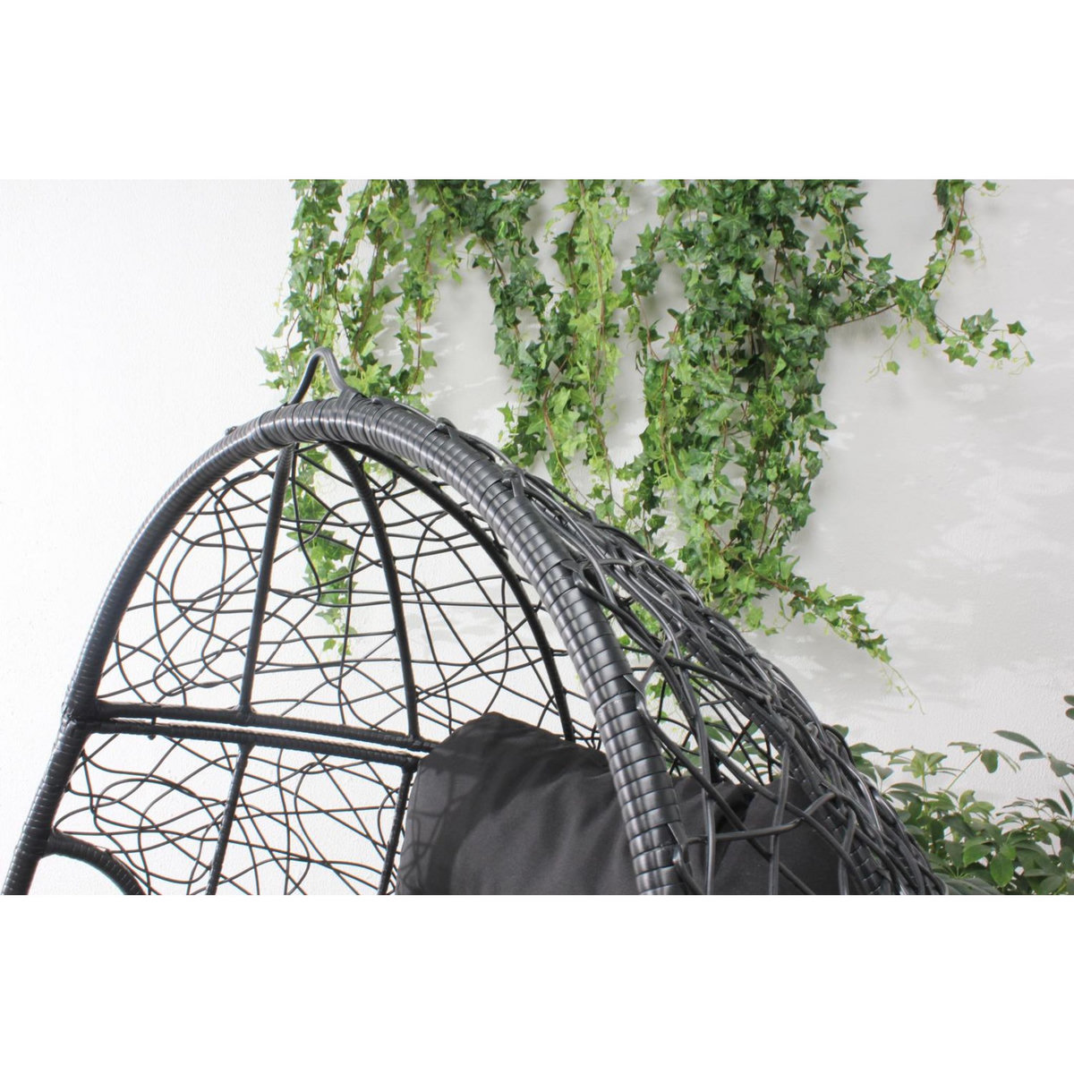 CONCEPT USINE Fauteuil œuf sur pied en résine noir effet rotin JANE