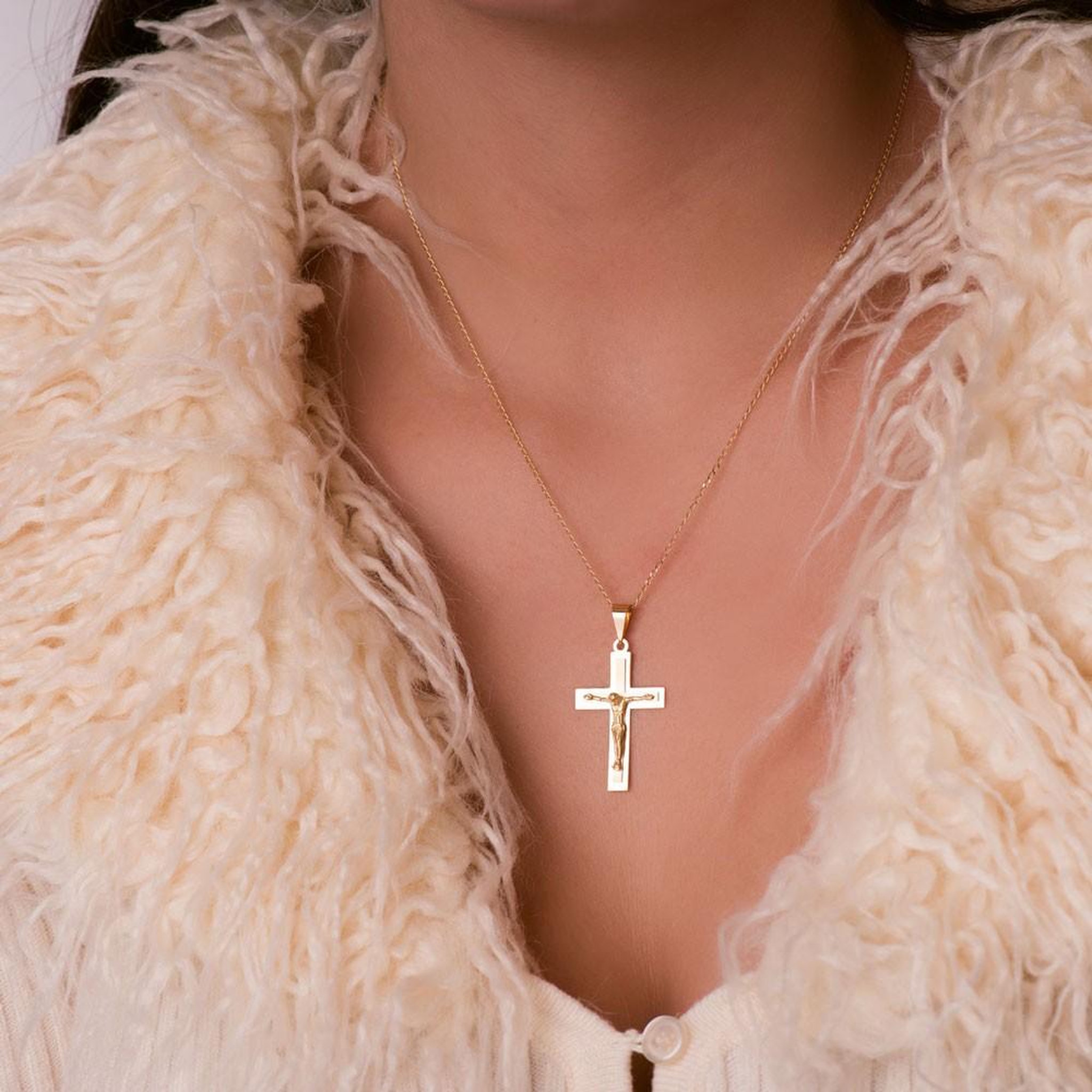 Voir la diapositive 3 : L'ATELIER D'AZUR Pendentif  - Médaille Christ sur la Croix Or 18 Carats 750/000 Jaune - Chaine Offerte