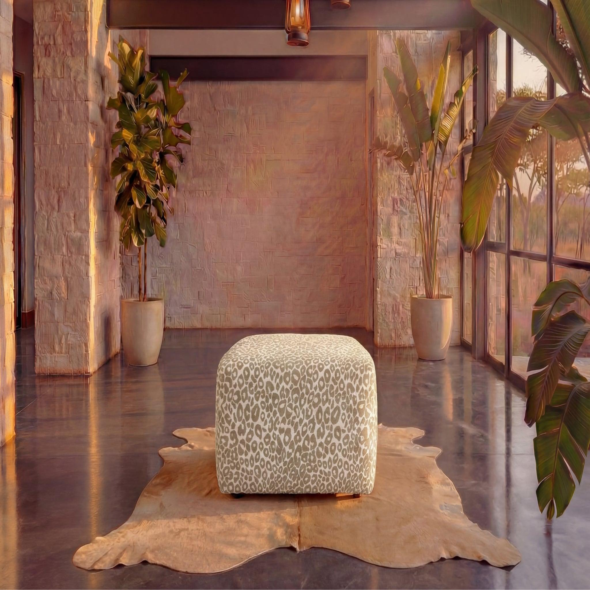 Voir la diapositive 3 : CASANOVA PARIS Elio - pouf en tissu imprimé animalier beige 74x74x41