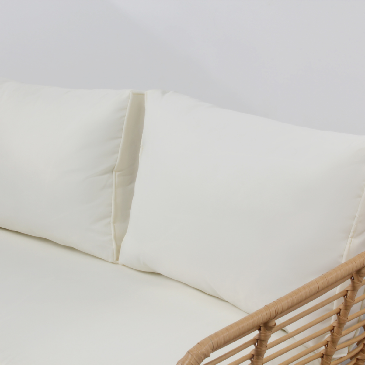 CONCEPT USINE Salon de jardin 4 places canapé et chaises effet rotin avec coussins conforts SITIA