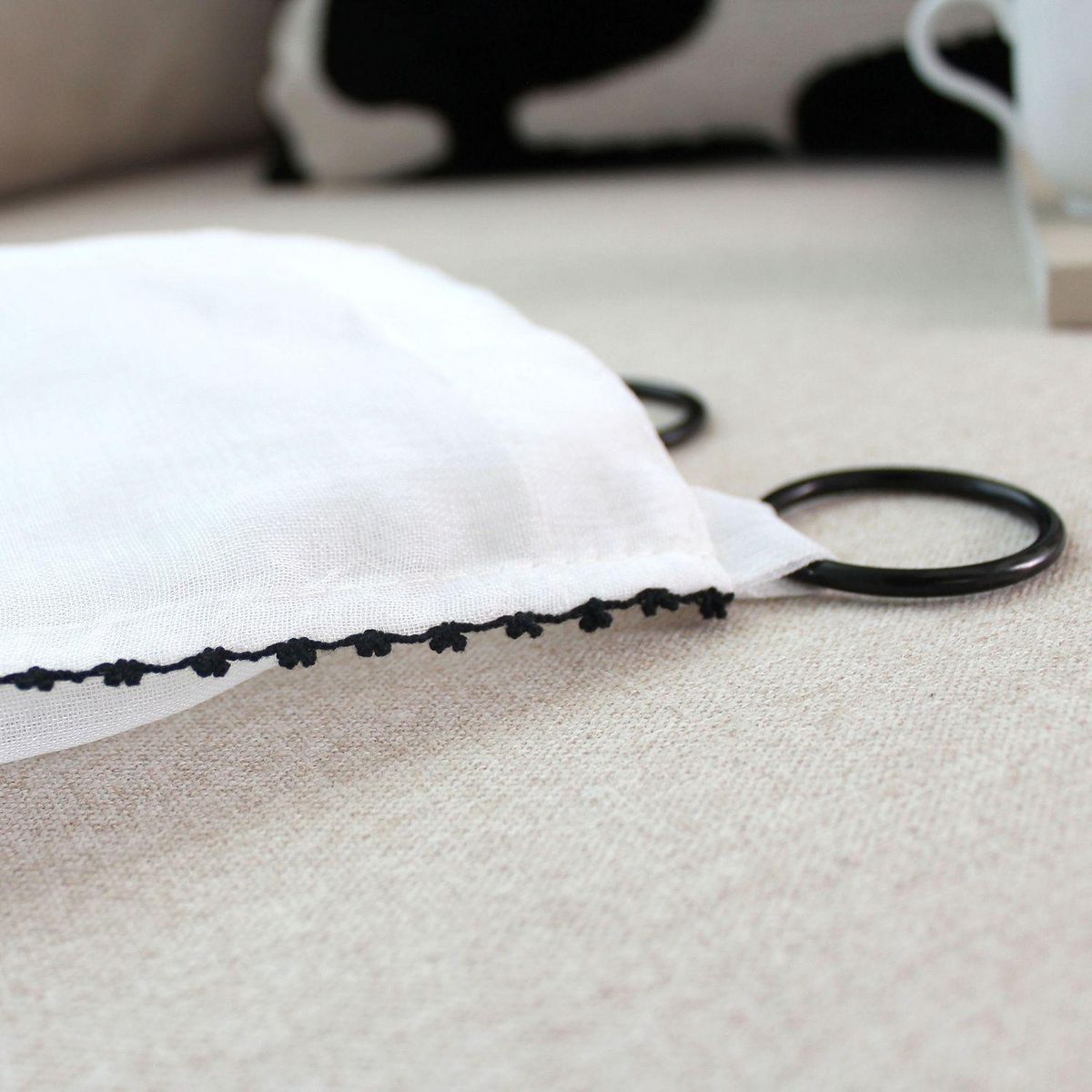 TOILINUX Voilage brodé avec anneaux noirs ANGELINA - 140 x 240 cm - Blanc