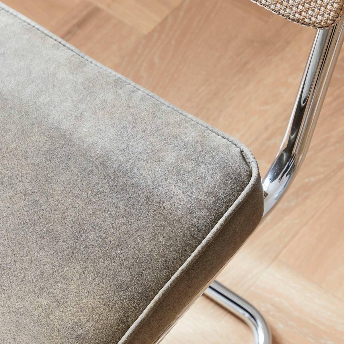 SWEEEK 2 chaises cantilever - Maja - tissu kaki et résine effet rotin. 46 x 54.5 x 84.5cm