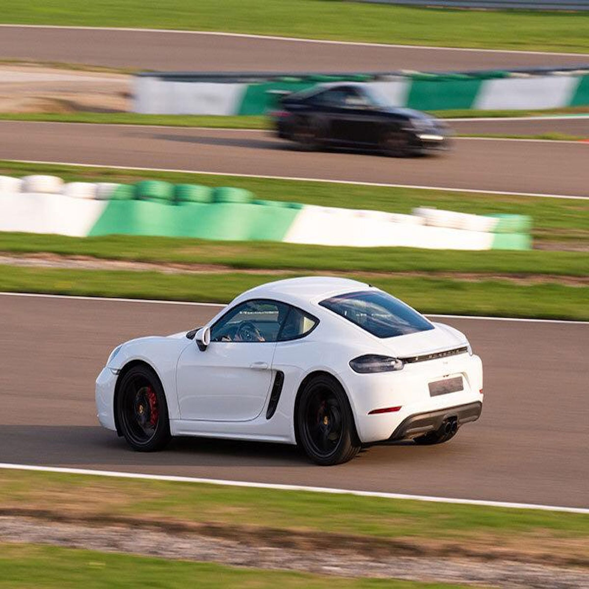 Smartbox Stage de pilotage multivolant : 2 tours en Porsche Cayman S 718 et 2 tours en Ferrari 488 sur le circuit de Lohéac - Coffret Cadeau Sport & Aventure