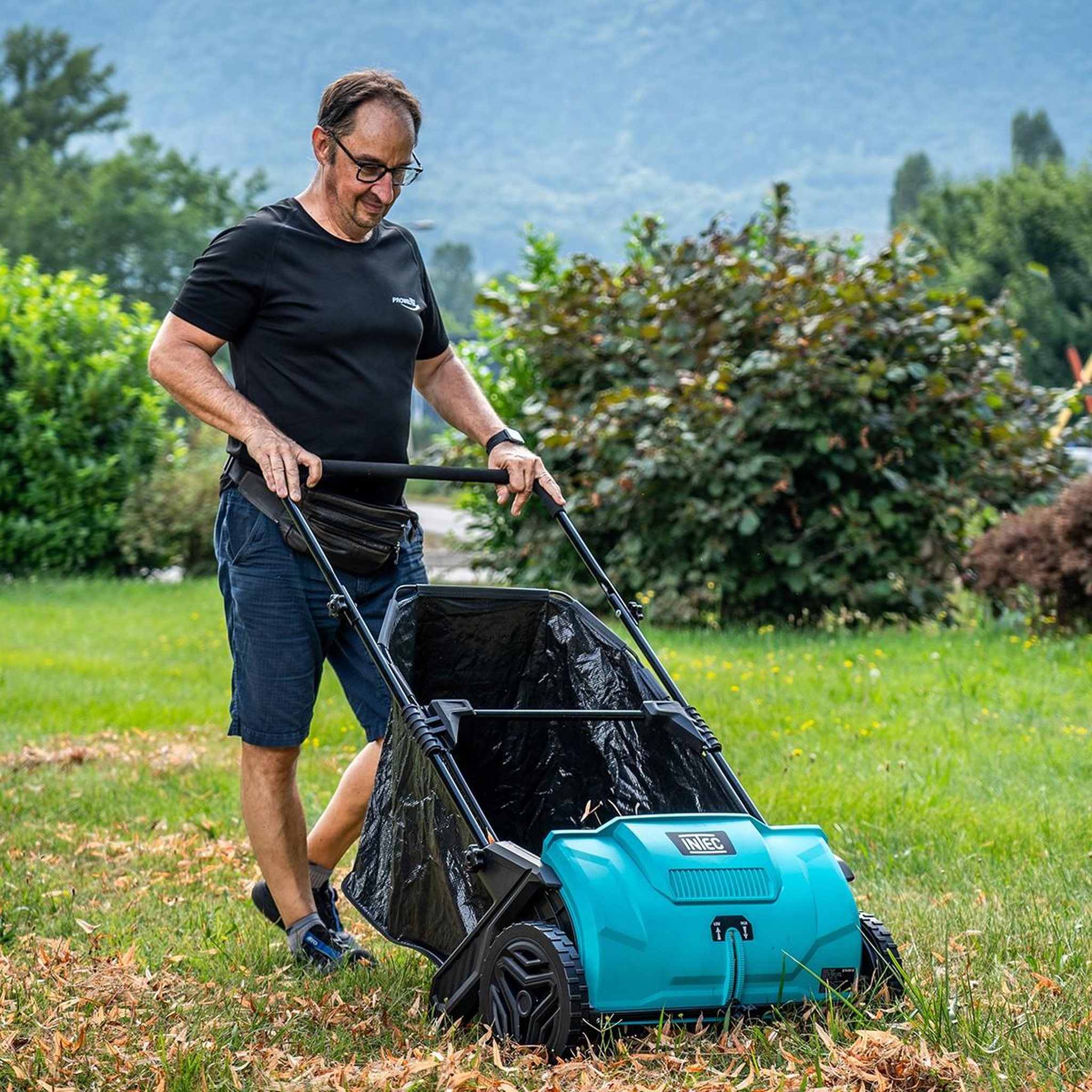 Voir la diapositive 6 : INTEC Balayeuse à gazon ramasse feuilles brosse rotative renforcées larg 53cm reglable grand bac 100l intec