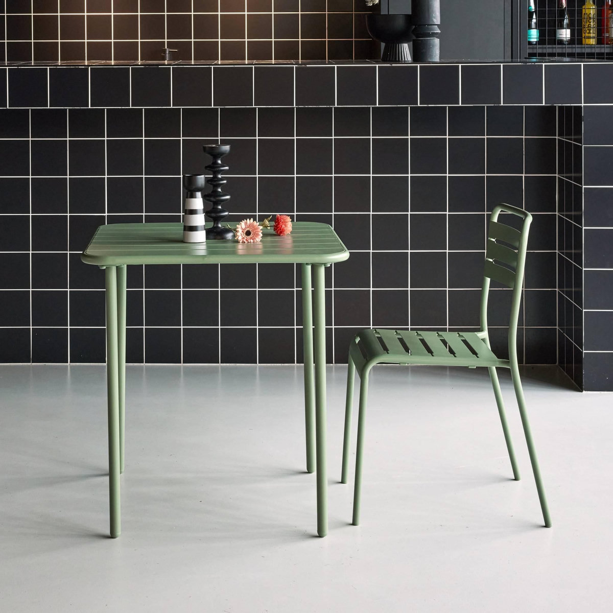 SWEEEK Table de jardin métal 2 places, Amelia 70 x 70cm