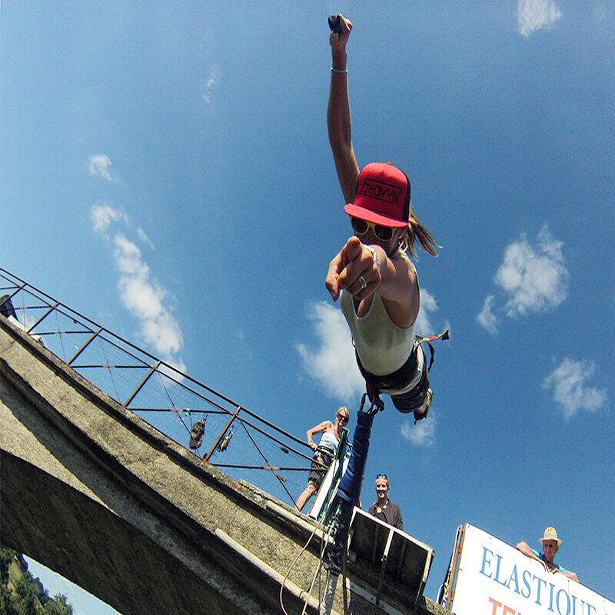 Voir la diapositive 2 : Smartbox Saut à l'élastique au viaduc de saint-georges-le-gaultier dans la sarthe - coffret cadeau sport & aventure