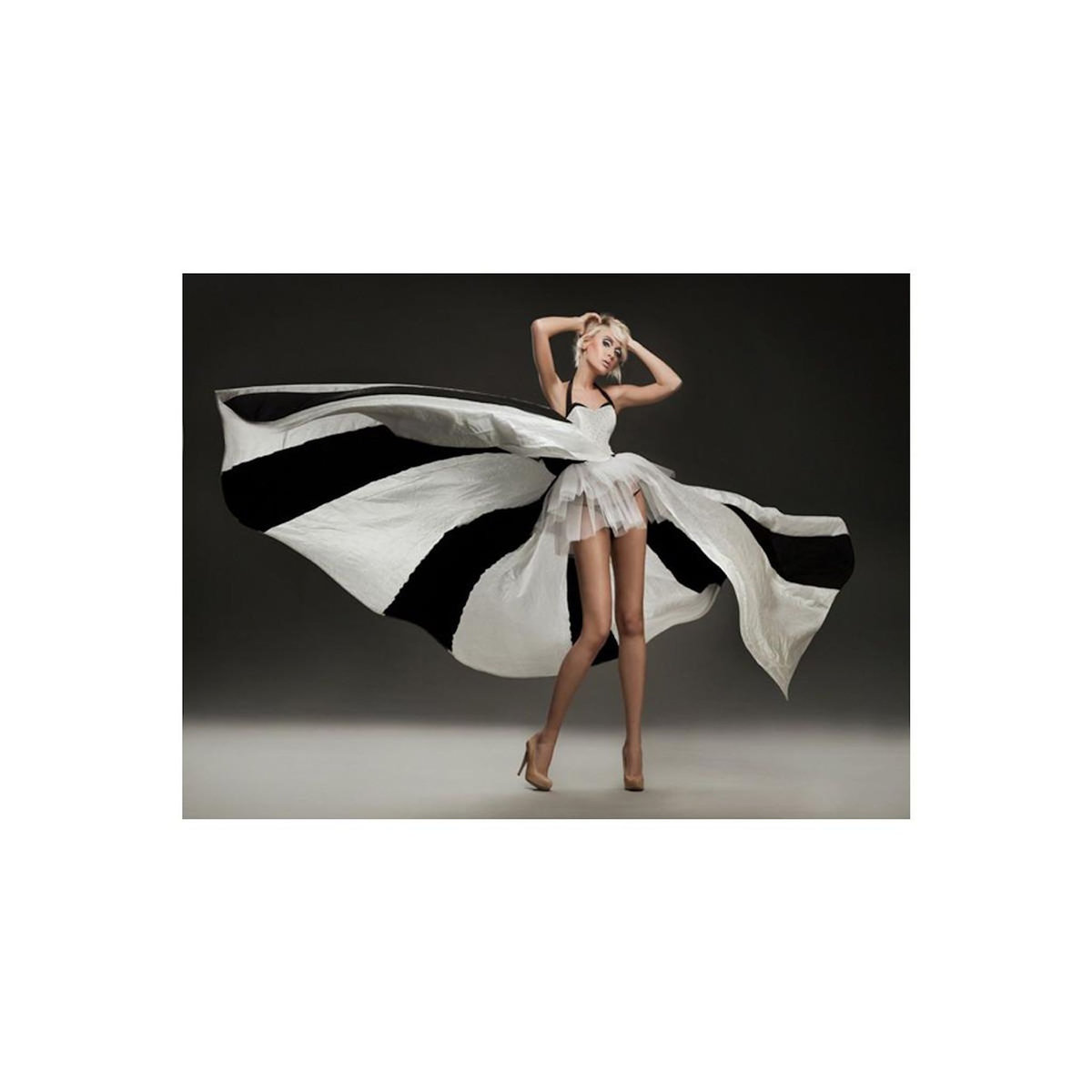 Paris Prix Papier Peint  Belle Femme Blonde à la Robe Merveilleuse