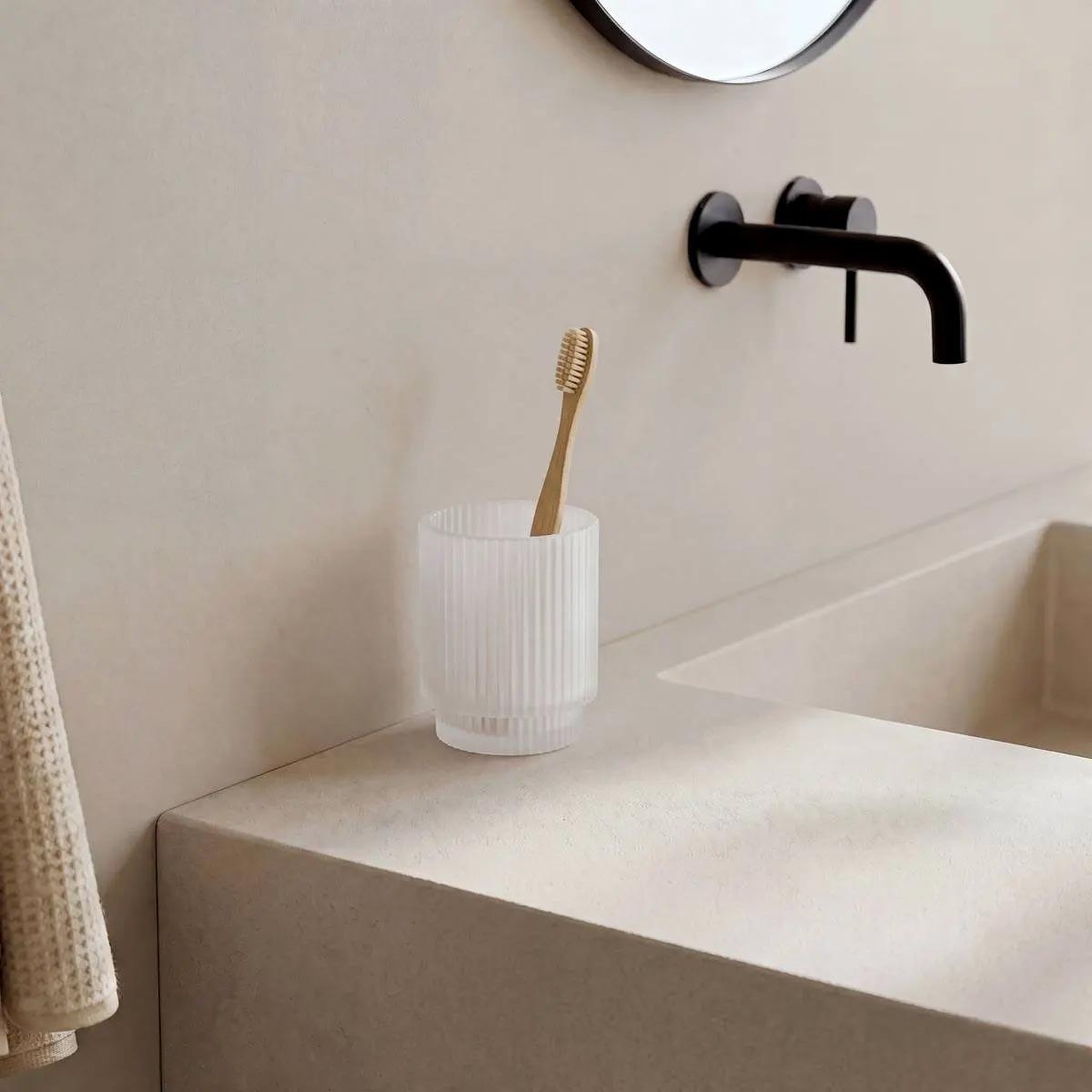 Voir la diapositive 2 : FIVE Pot à brosse à dents en verre  solis  9cm transparent