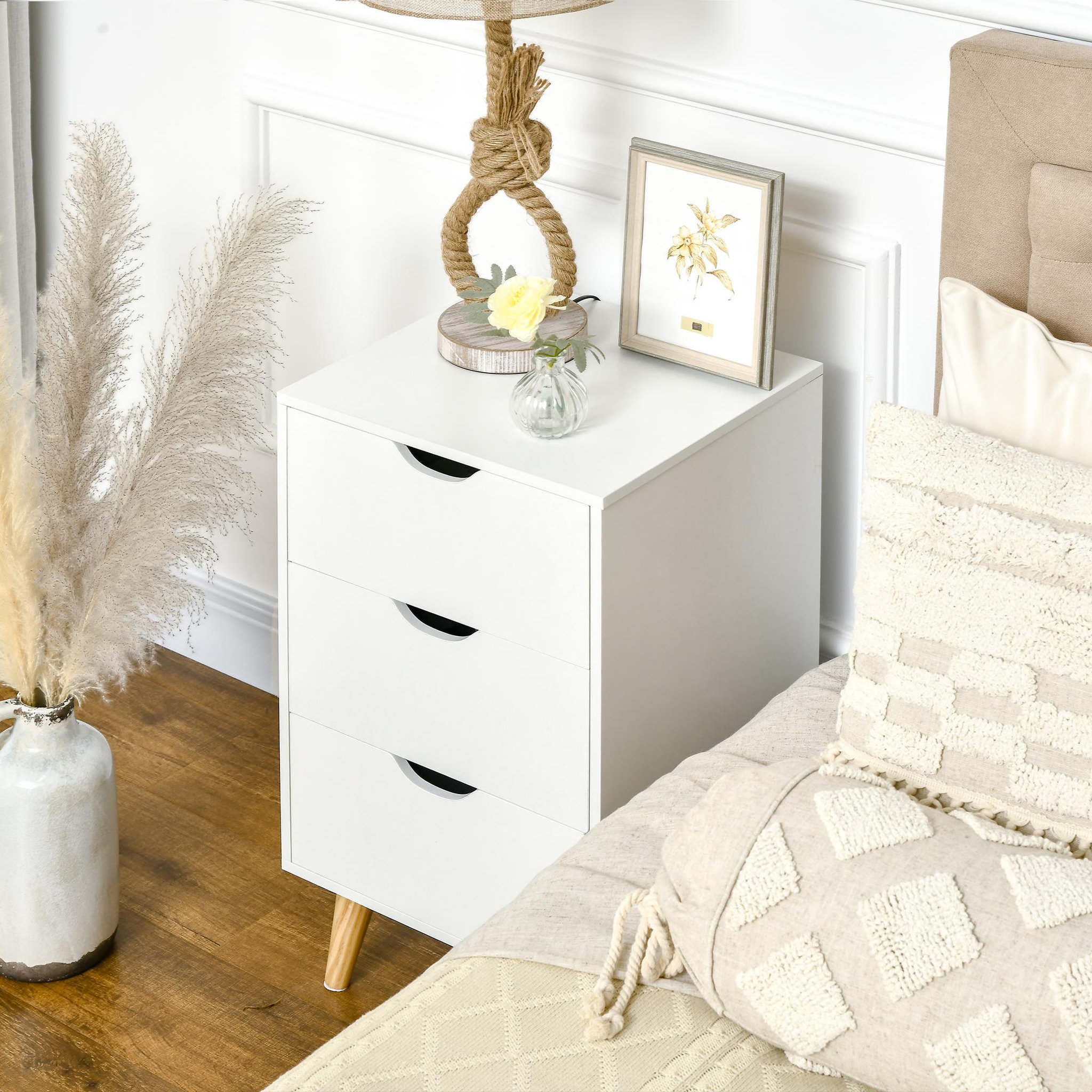 Voir la diapositive 4 : HOMCOM Meuble de rangement chiffonnier 3 tiroirs design scandinave piètement effilé incliné bois pin panneaux blanc