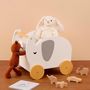 Voir la diapositive 2 : Paris Prix Chariot pour Enfant  Éléphant  39cm Blanc & Beige
