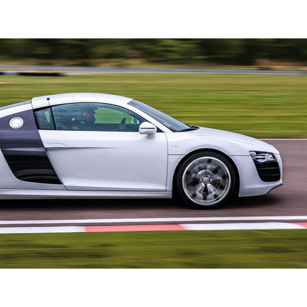 Smartbox Stage de pilotage : 2 tours sur le circuit du Roussillon en Audi R8 V10 - Coffret Cadeau Sport & Aventure