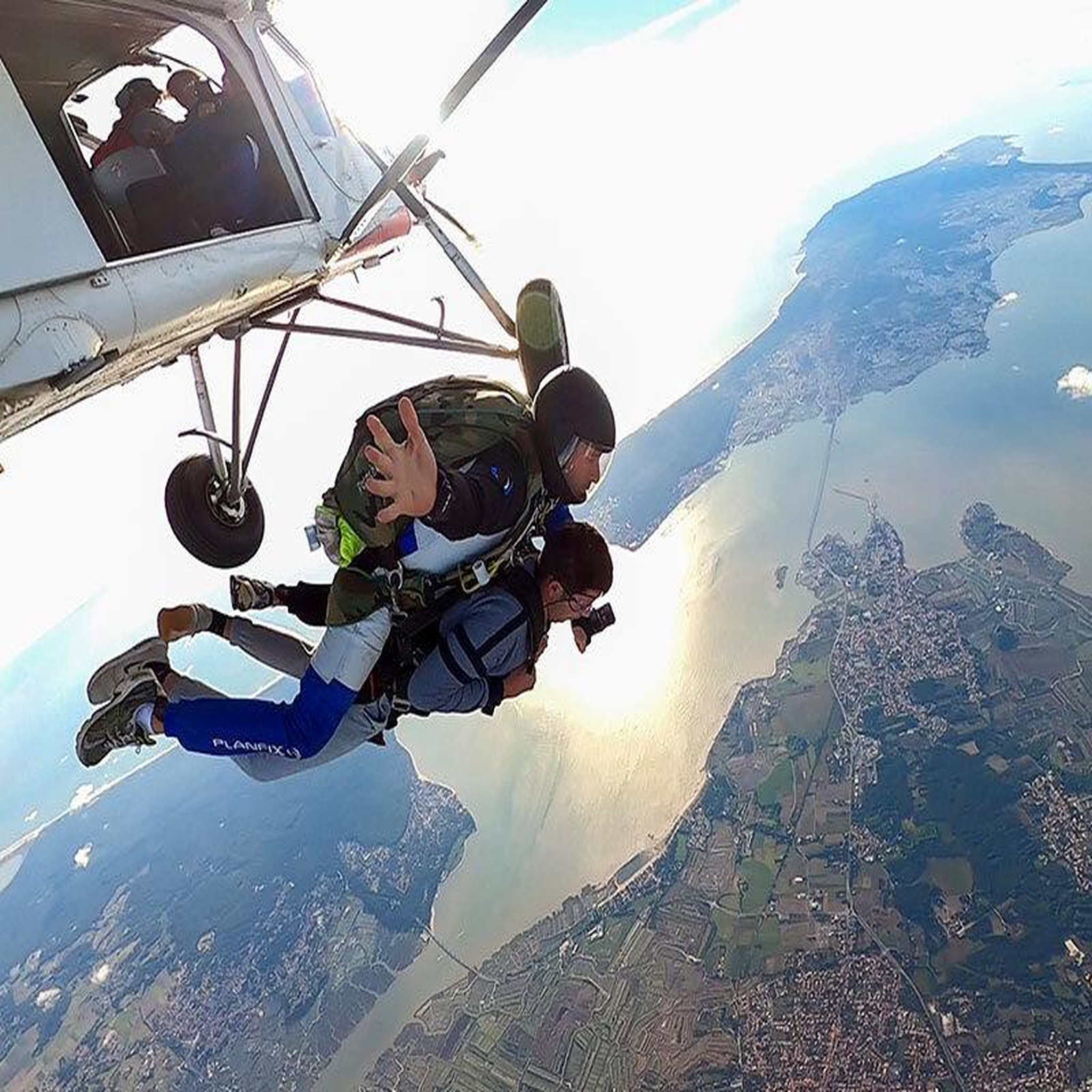 Voir la diapositive 3 : Smartbox Saut en parachute en tandem au-dessus de la rochelle - coffret cadeau sport & aventure