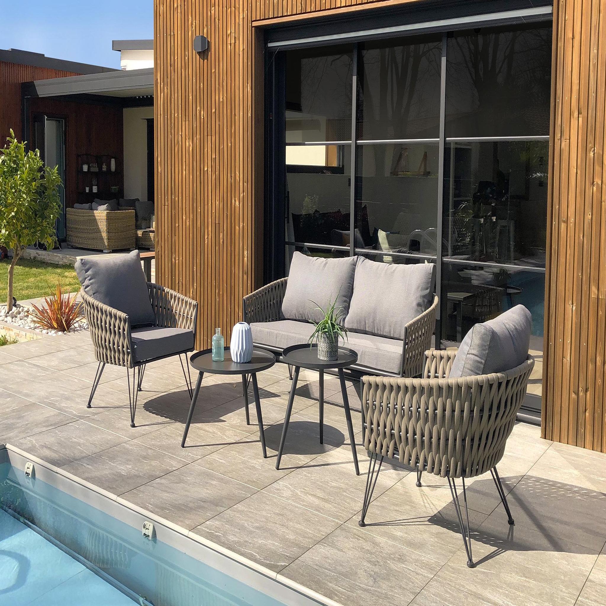 Voir la diapositive 9 : DCB GARDEN Salon bas de jardin en corde tissé taupe et anthracite  4 places CAPRI