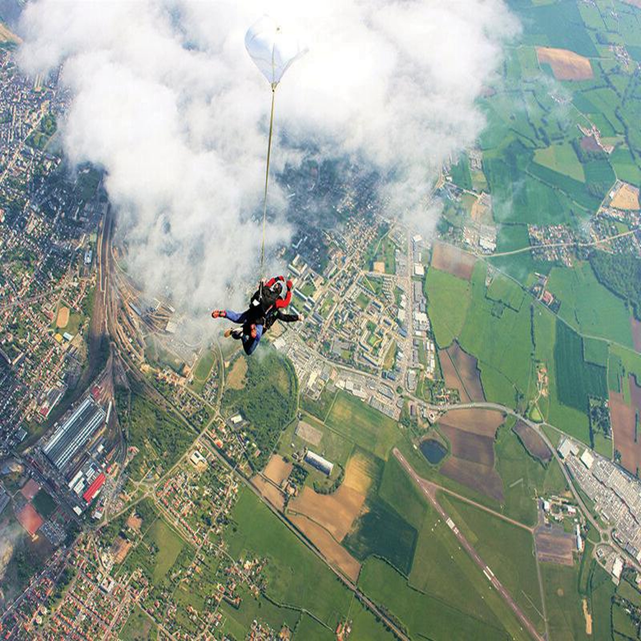 Voir la diapositive 3 : Smartbox Saut en parachute à 4000 mètres au sud de paris - coffret cadeau sport & aventure