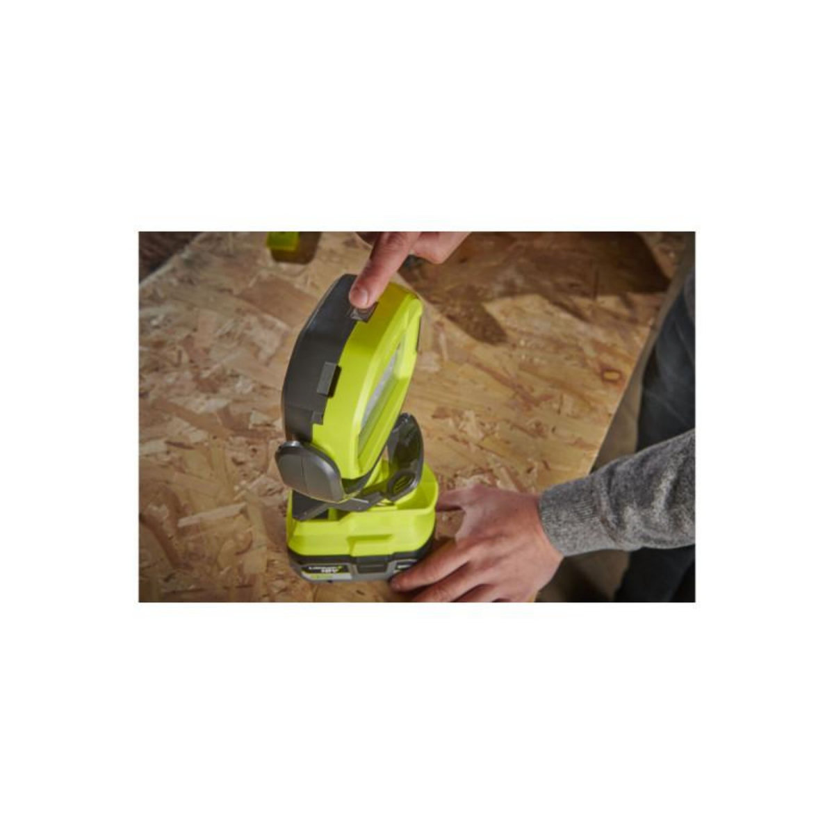 Ryobi Lampe sur pince RYOBI RLCL18-0 - 18V One+ - 1000 lumens - sans batterie ni chargeur